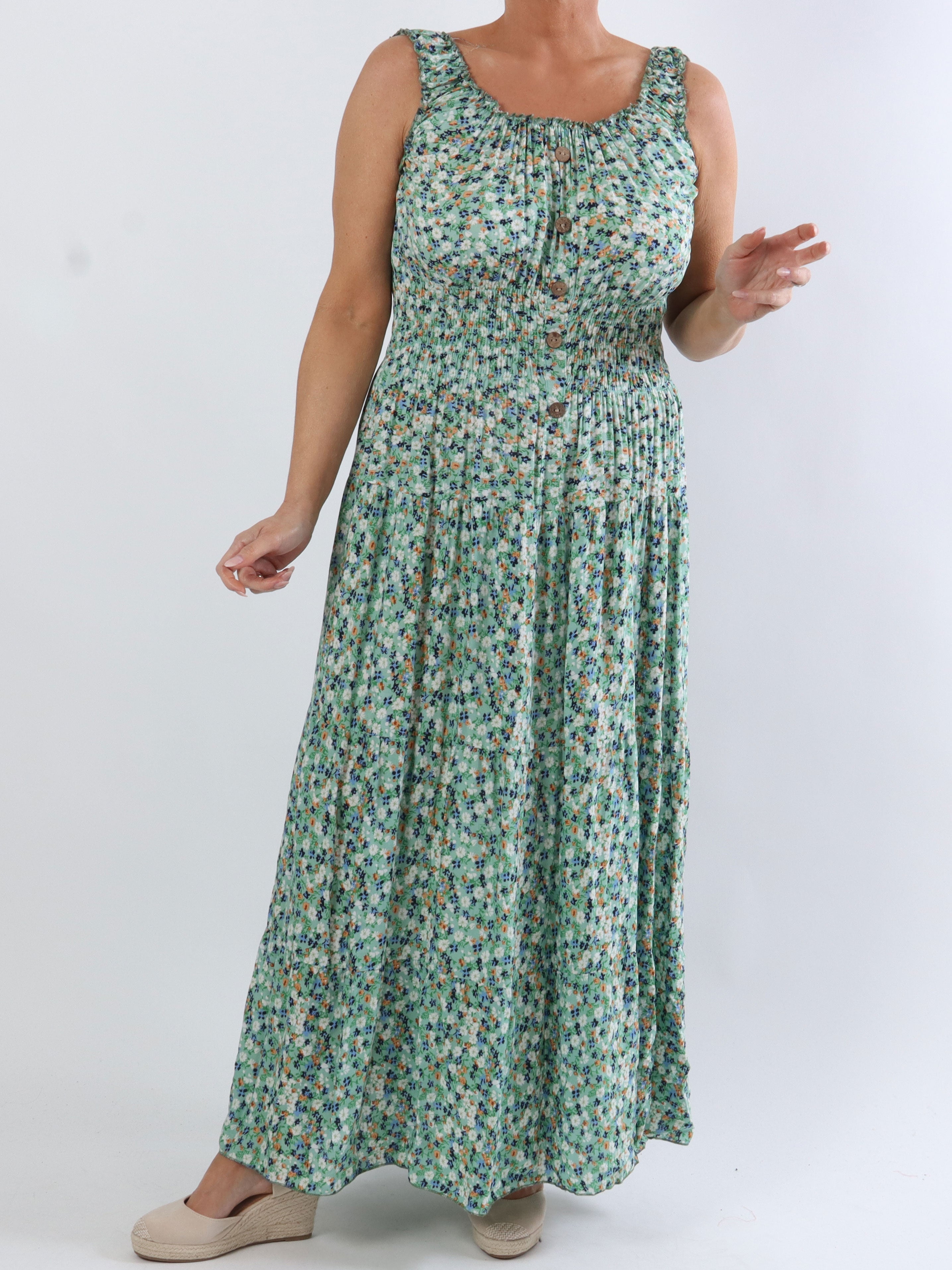 Alicia Flower - Lång bandklänning i plus size med litet blommigt tryck - Black