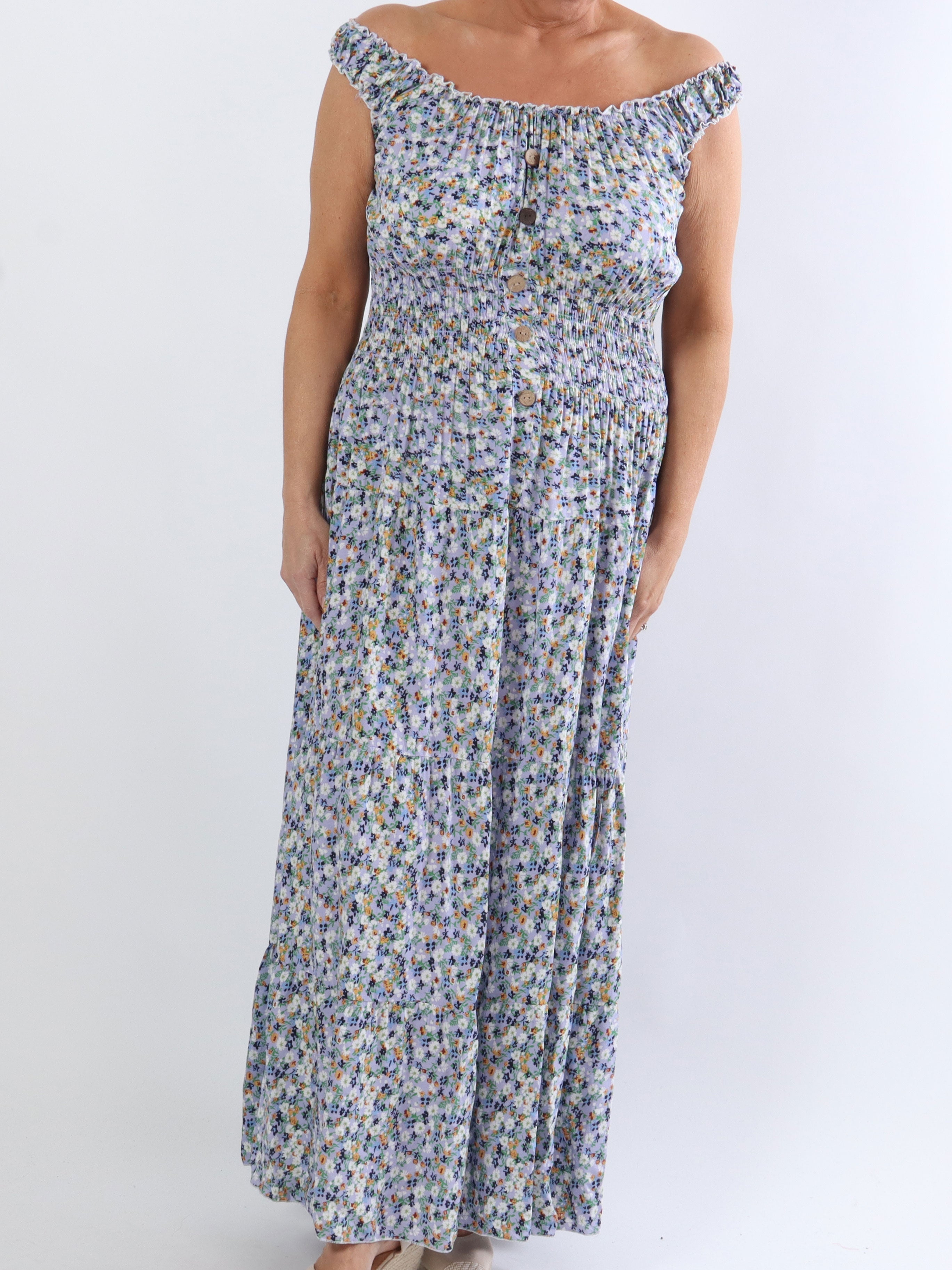 Alicia Flower - Lång bandklänning i plus size med litet blommigt tryck