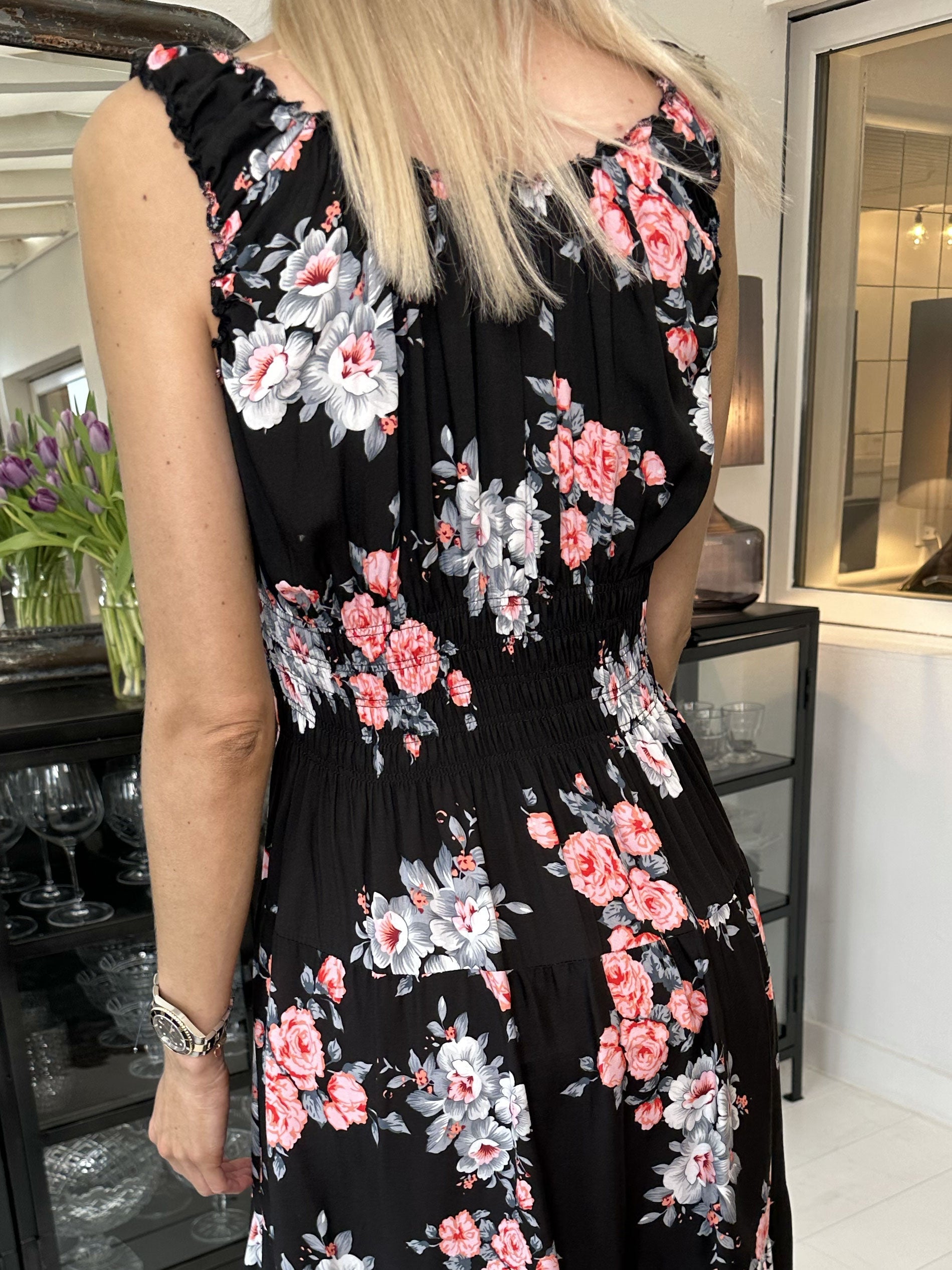 Alicia Rose - Lång bandklänning med blommigt tryck