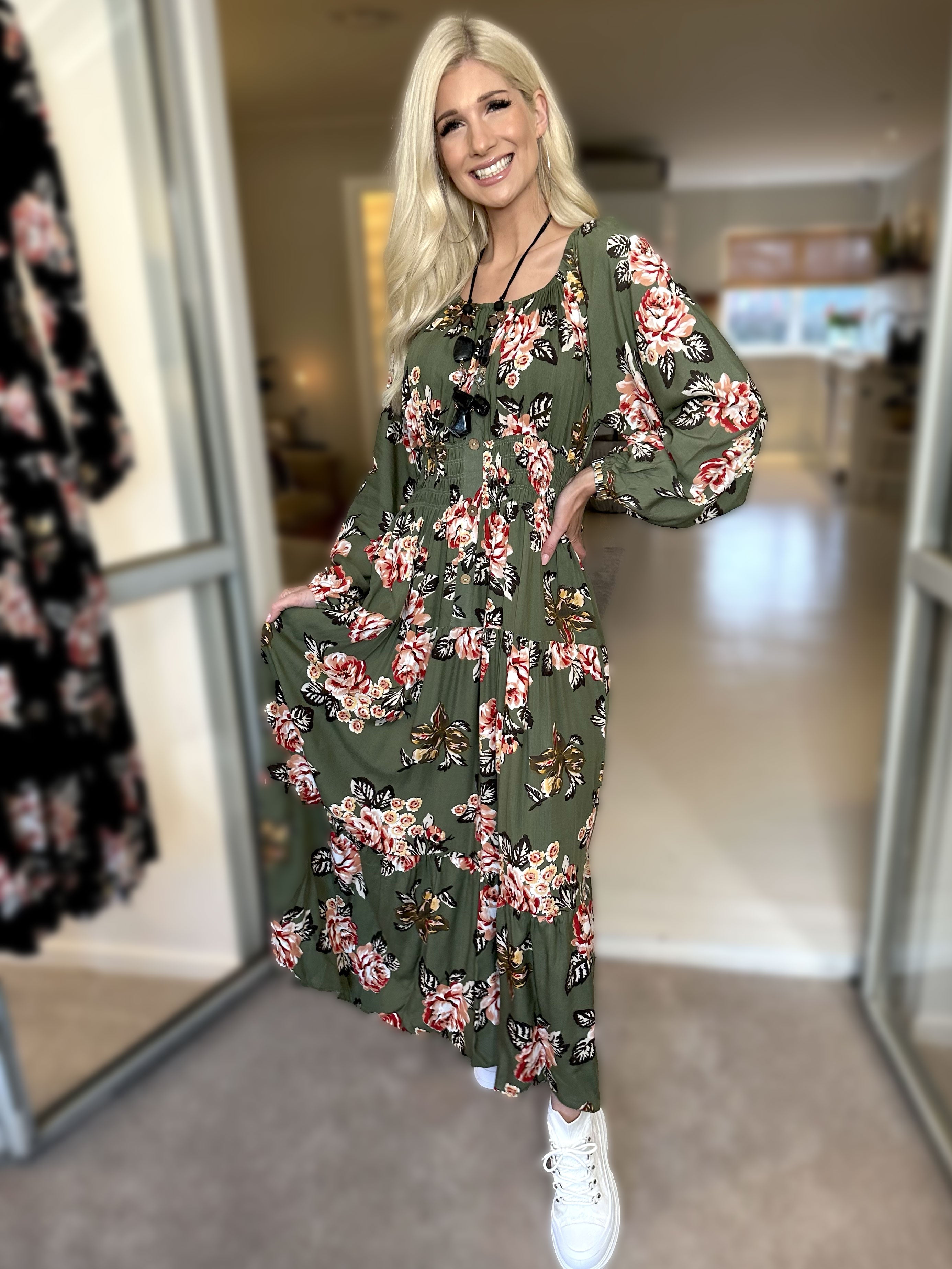 Alessandra - Söt lång klänning med blommor och resår - Black