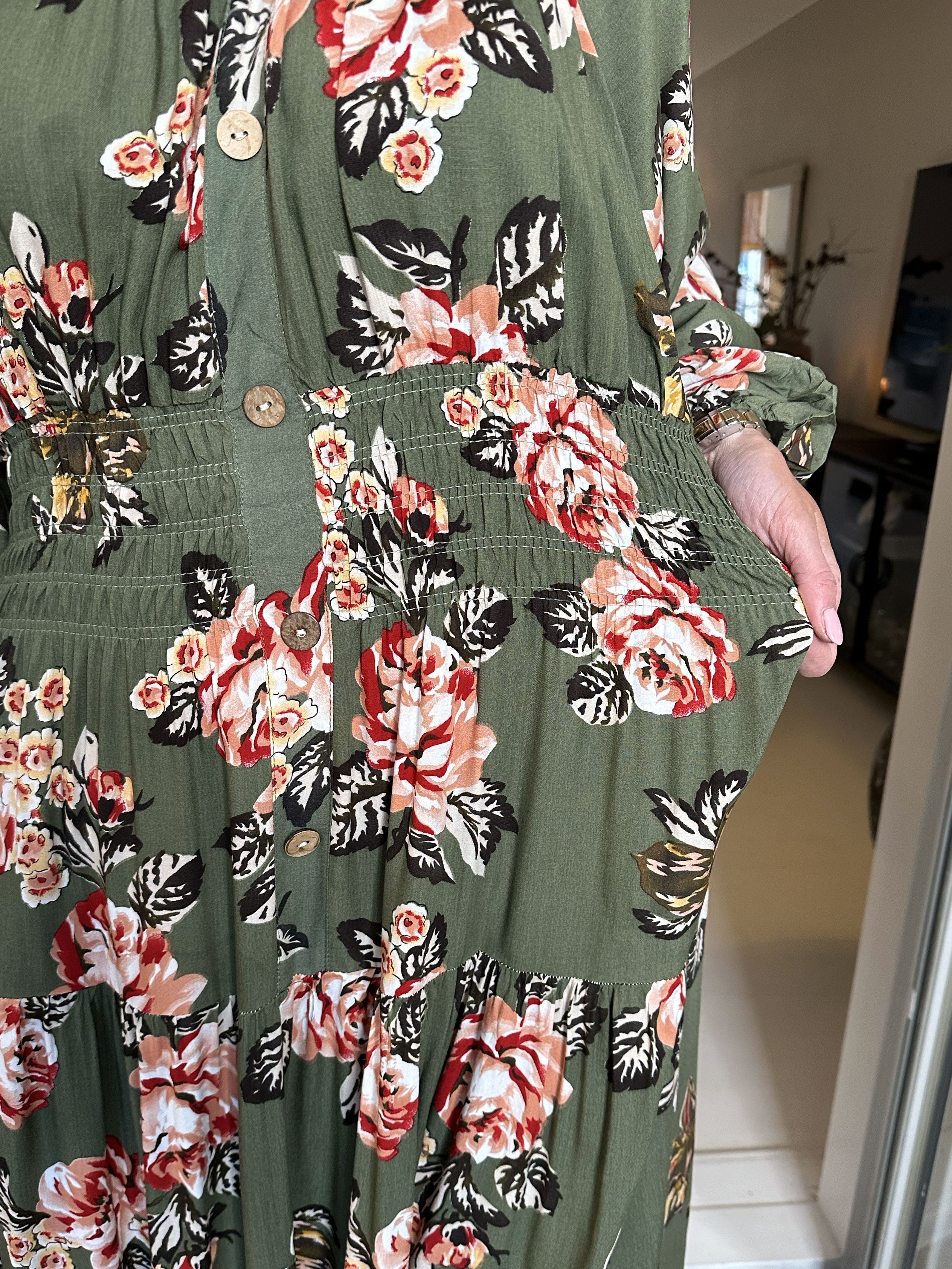 Alessandra - Söt lång klänning med blommor och resår - Army