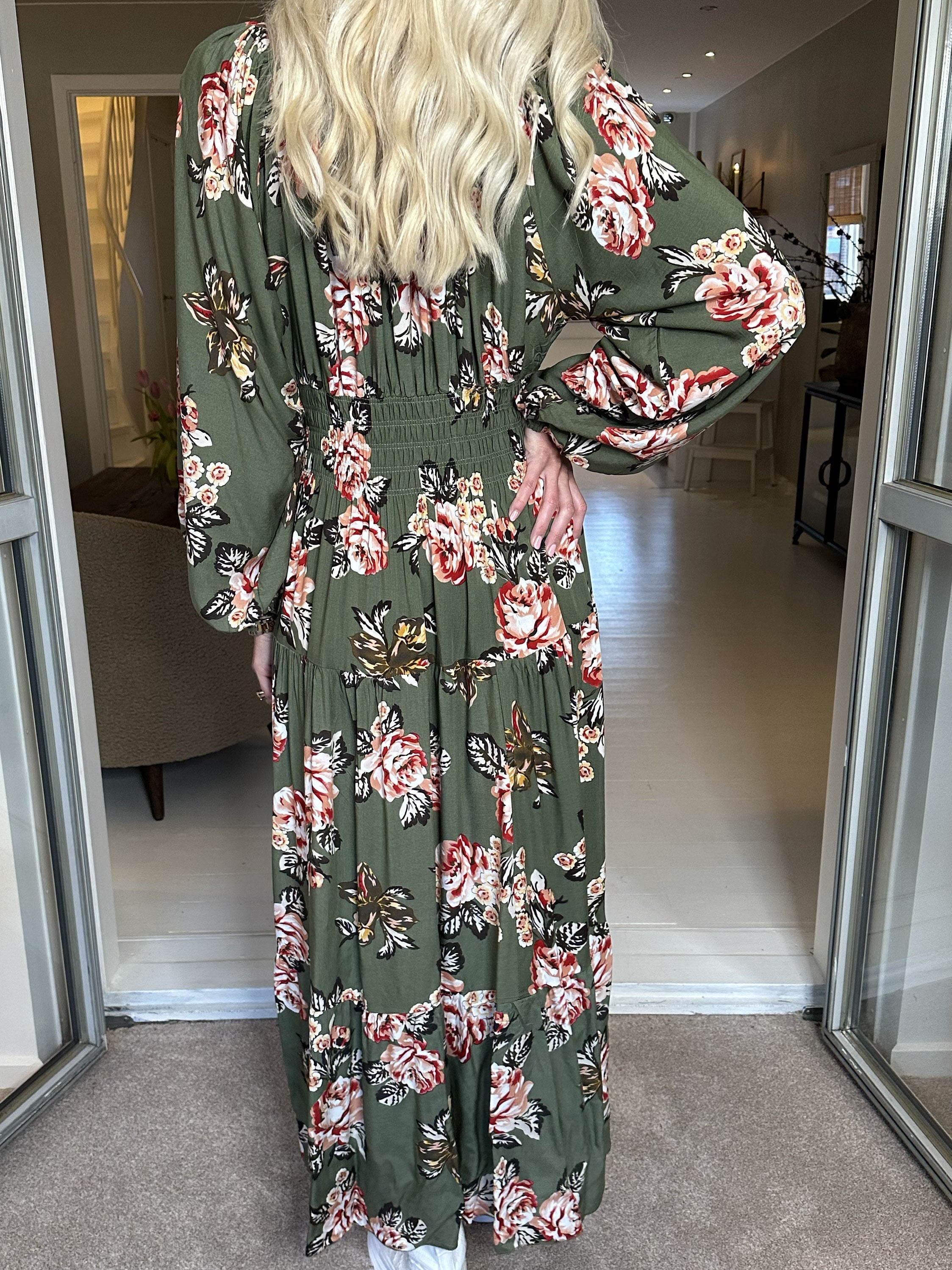 Alessandra - Söt lång klänning med blommor och resår