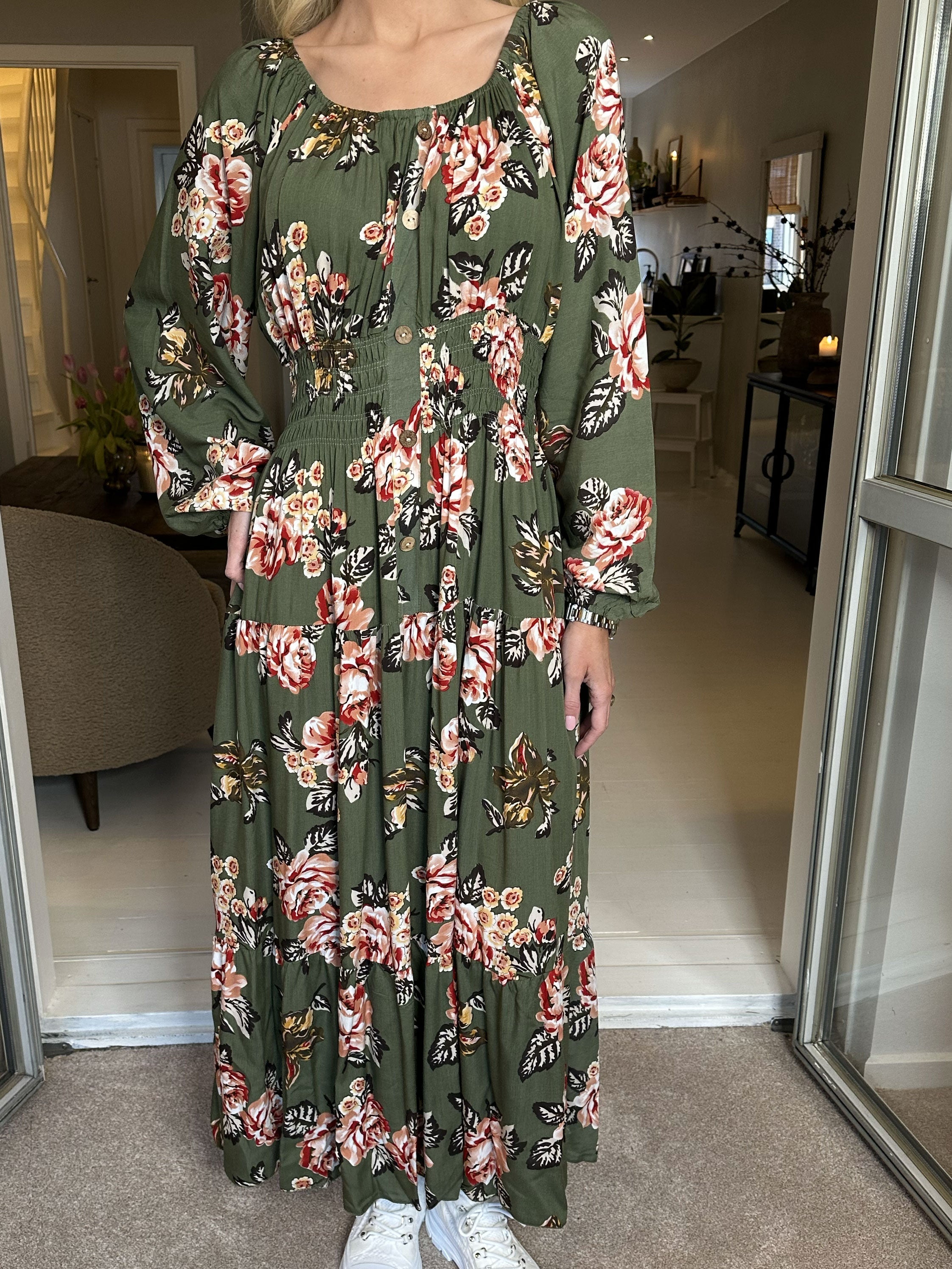 Alessandra - Söt lång klänning med blommor och resår