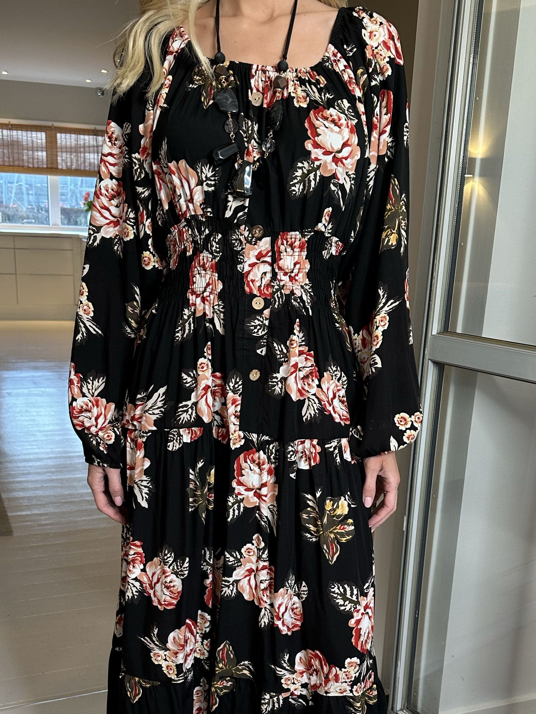 Alessandra - Söt lång klänning med blommor och resår