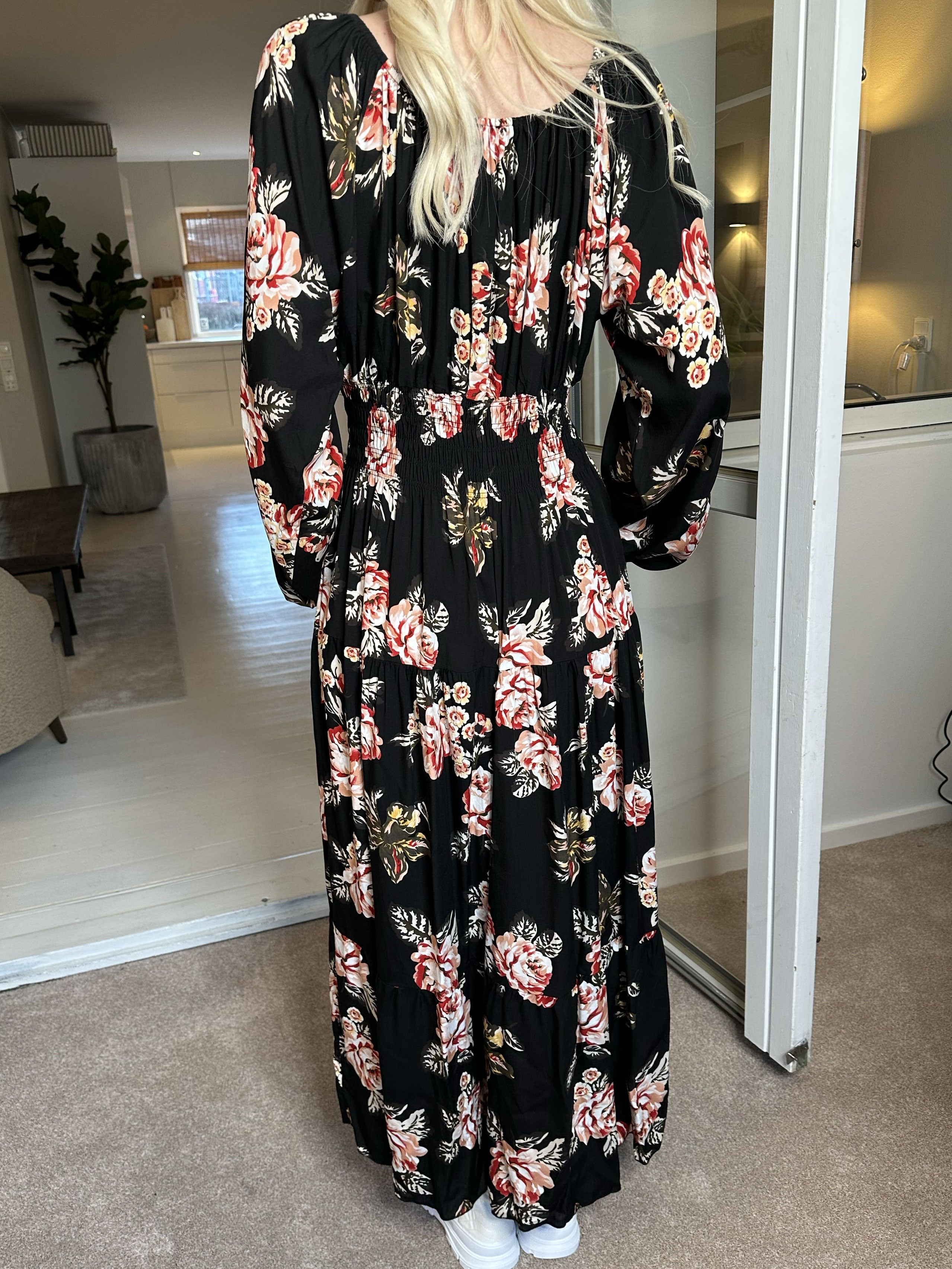 Alessandra - Söt lång klänning med blommor och resår