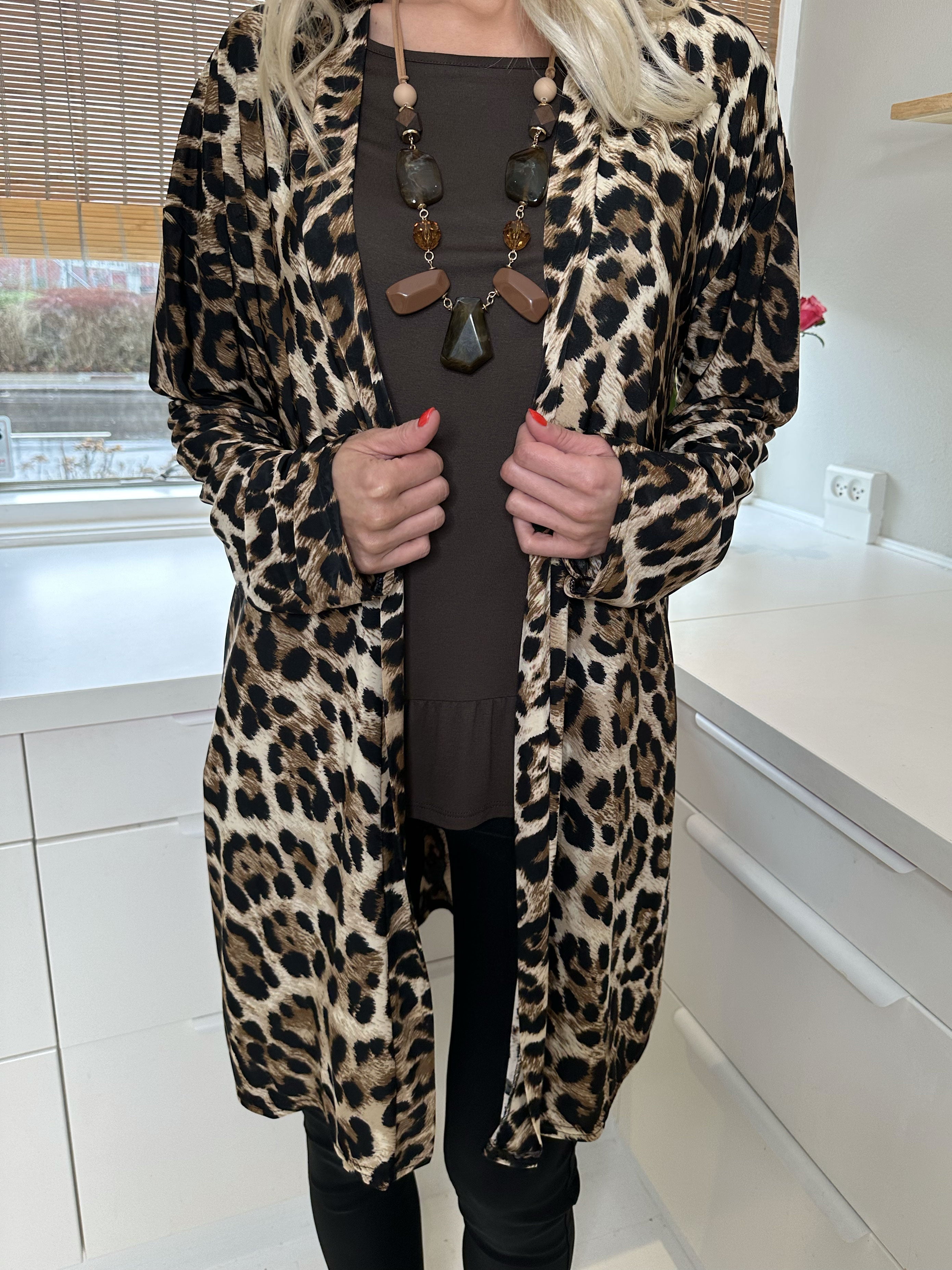 Alline Short - Elastisk leopardkofta