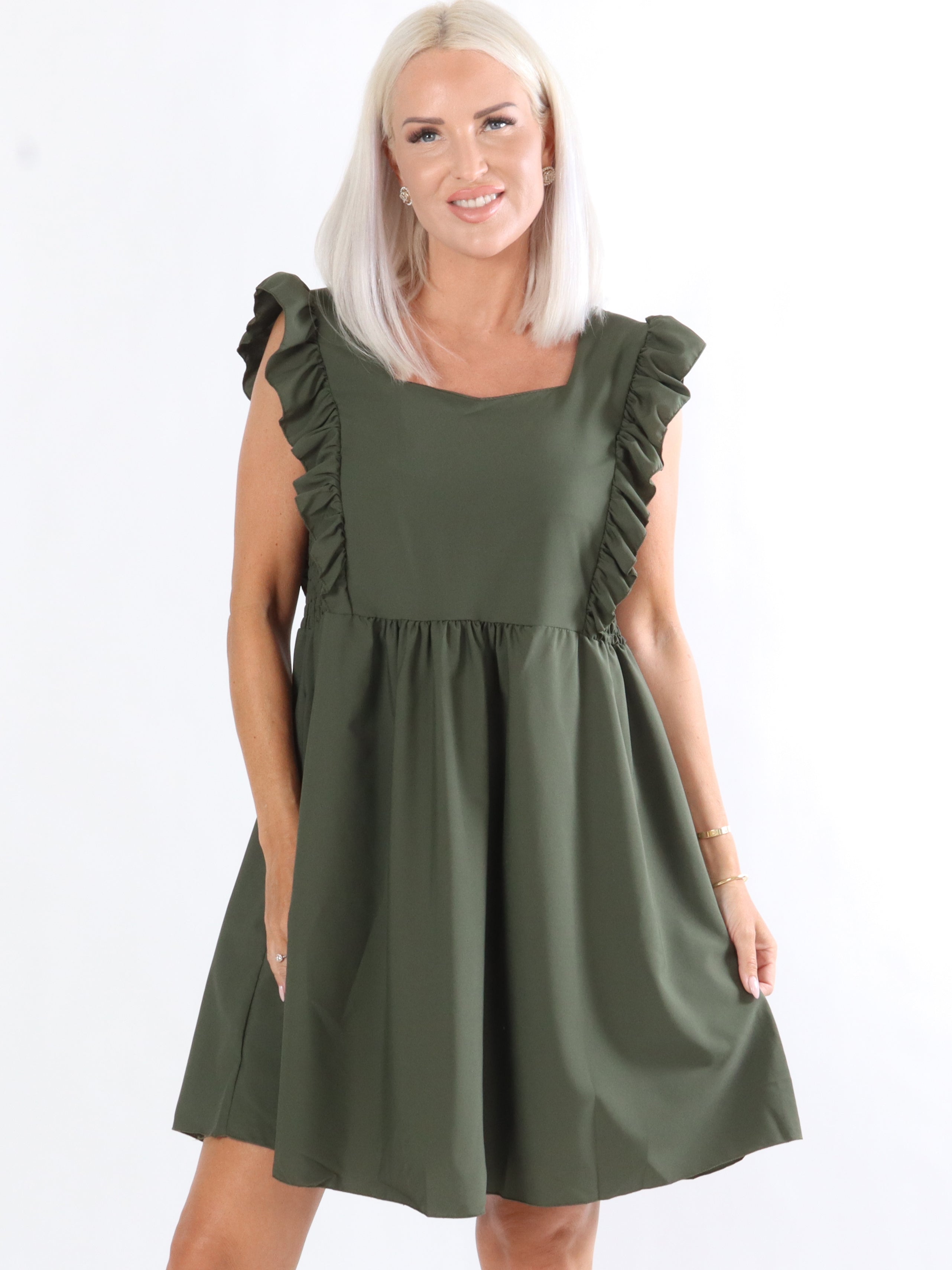 Ally - Klänning med smock och söta volanger