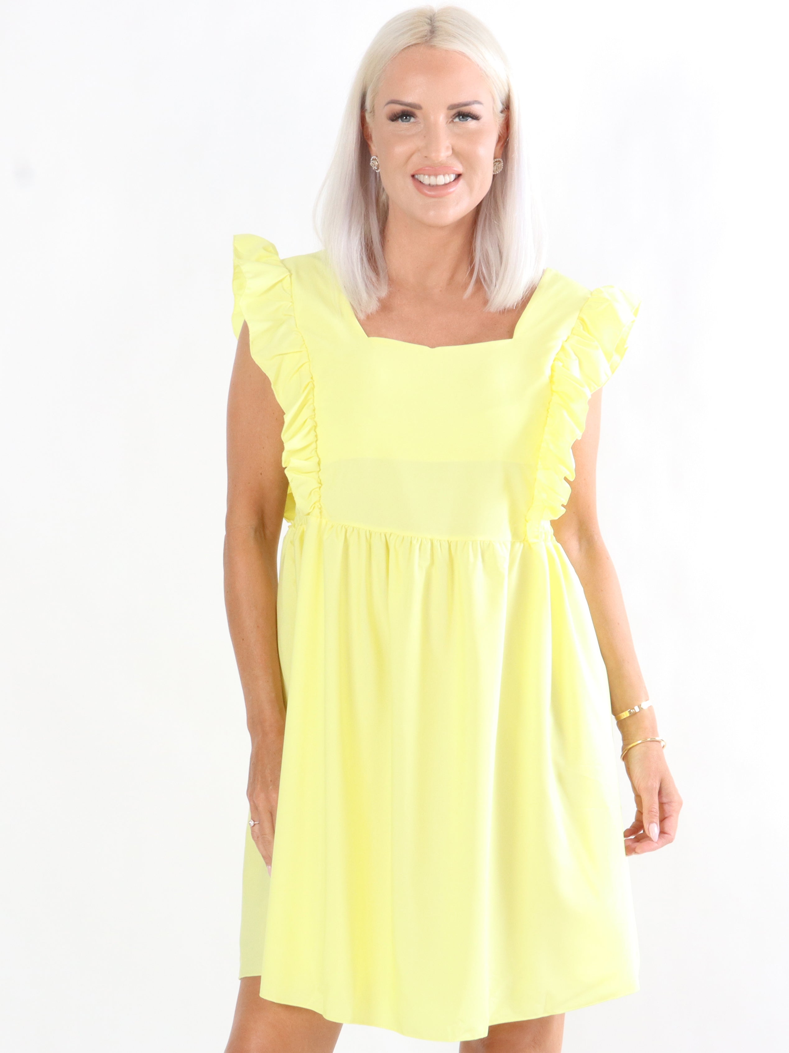 Ally - Klänning med smock och söta volanger