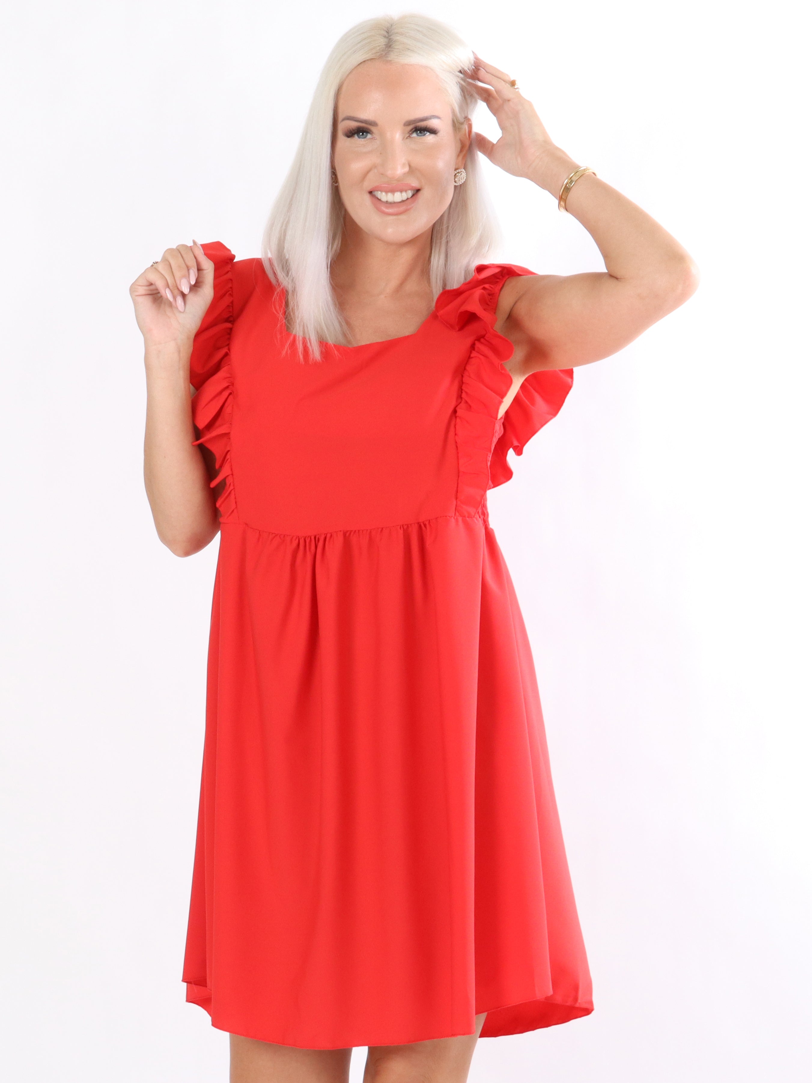 Ally - Klänning med smock och söta volanger