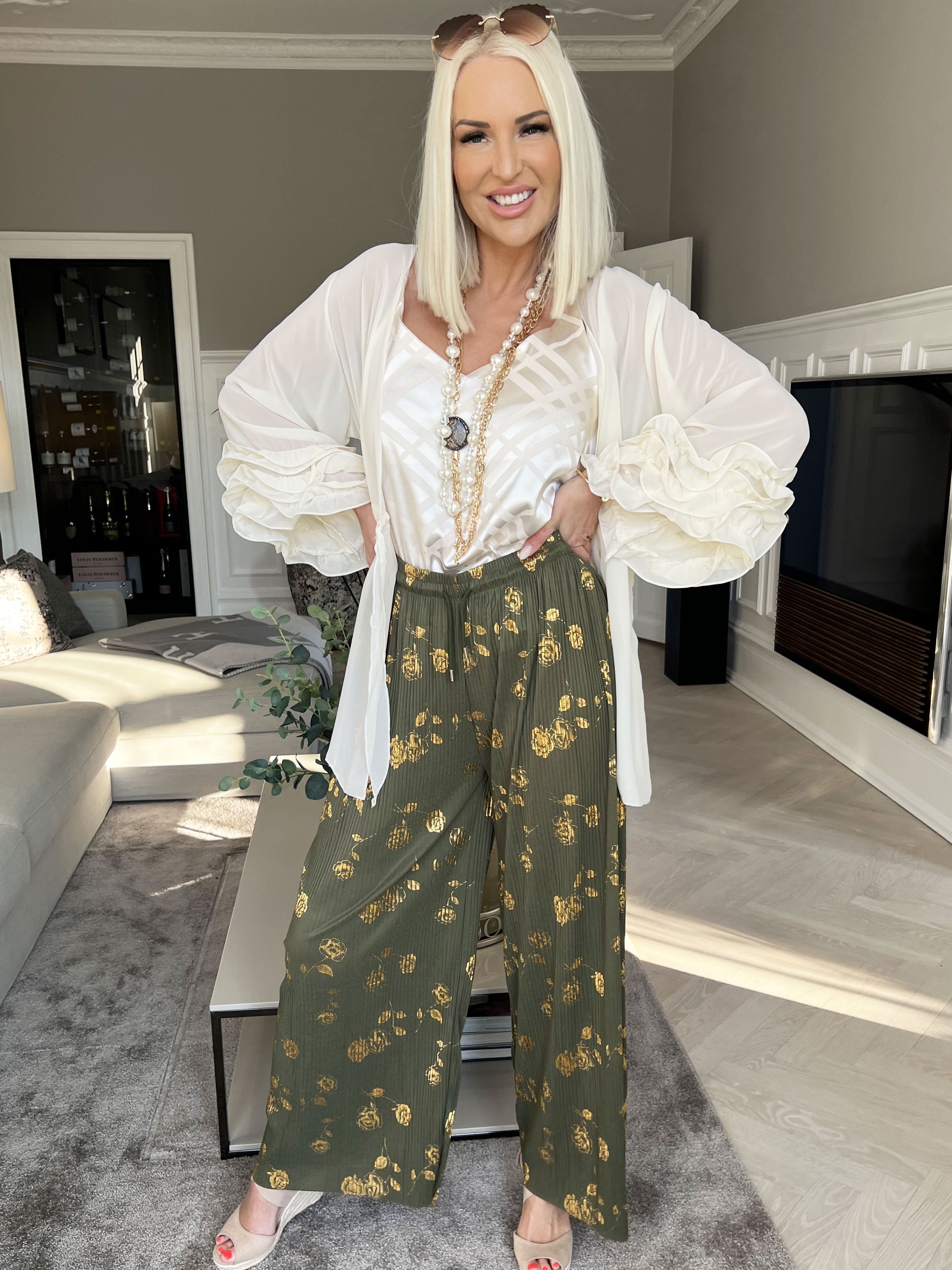 Alpha - Plisserade byxor med guldblommor