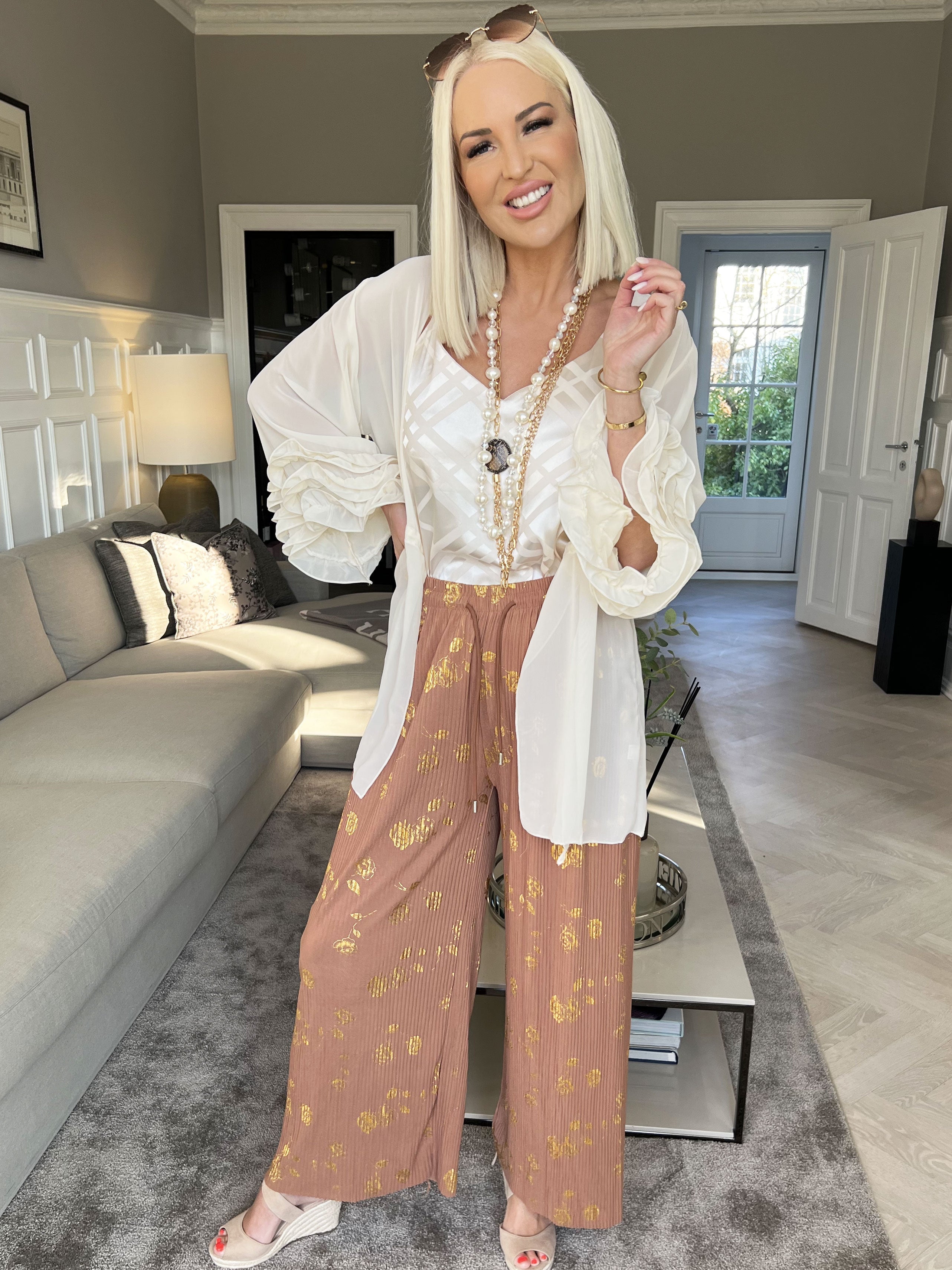 Alpha - Plisserade byxor med guldblommor