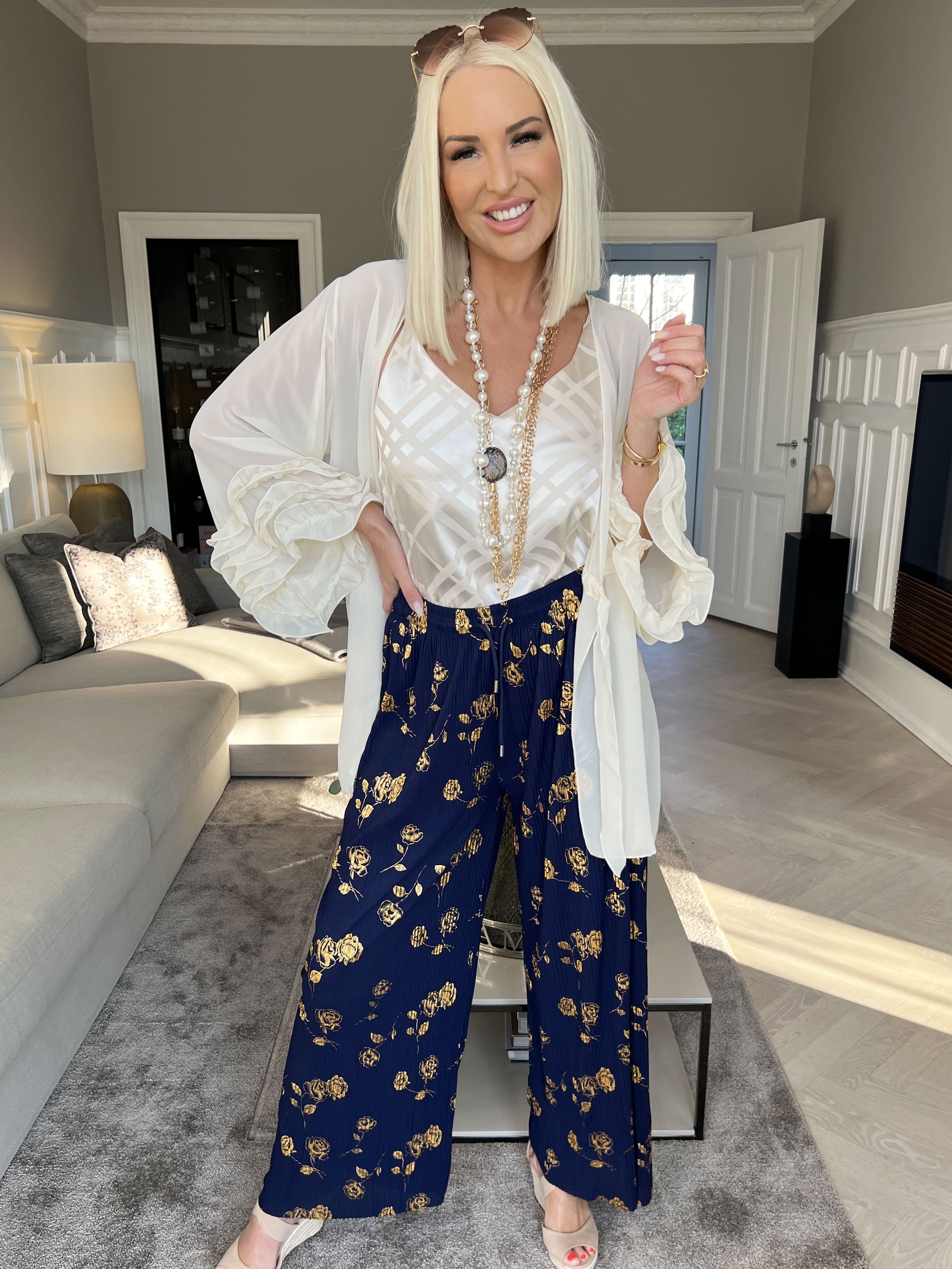 Alpha - Plisserade byxor med guldblommor