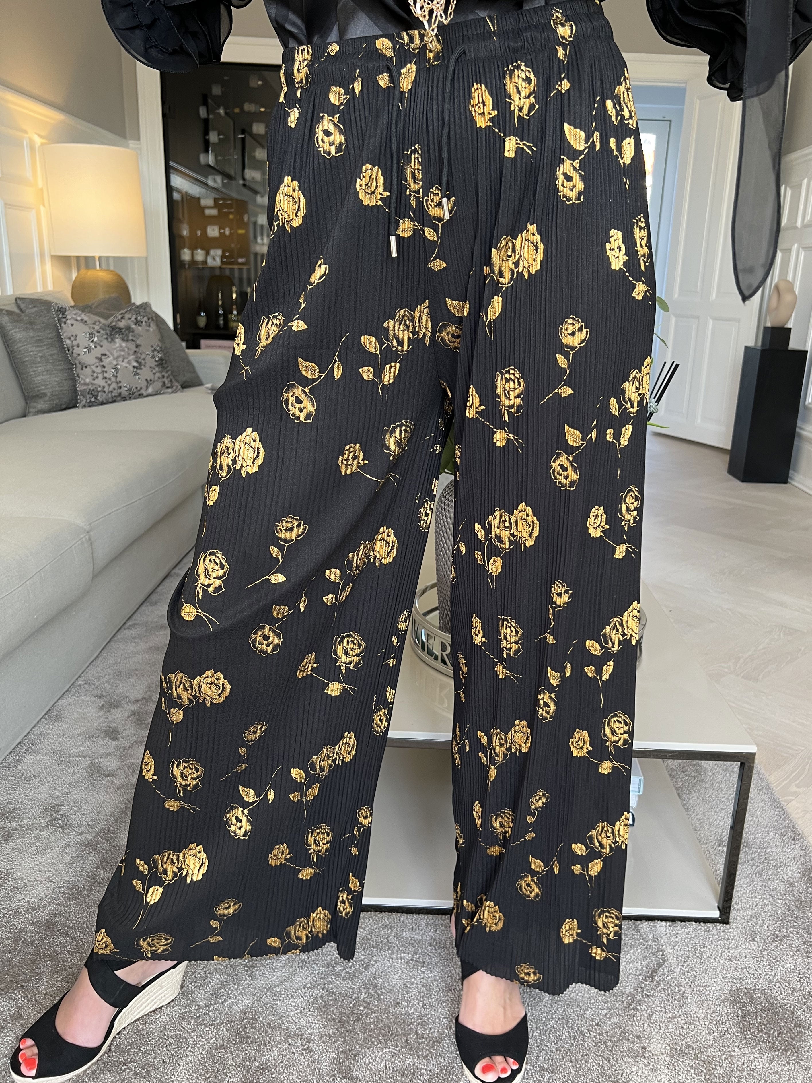 Alpha - Plisserade byxor med guldblommor