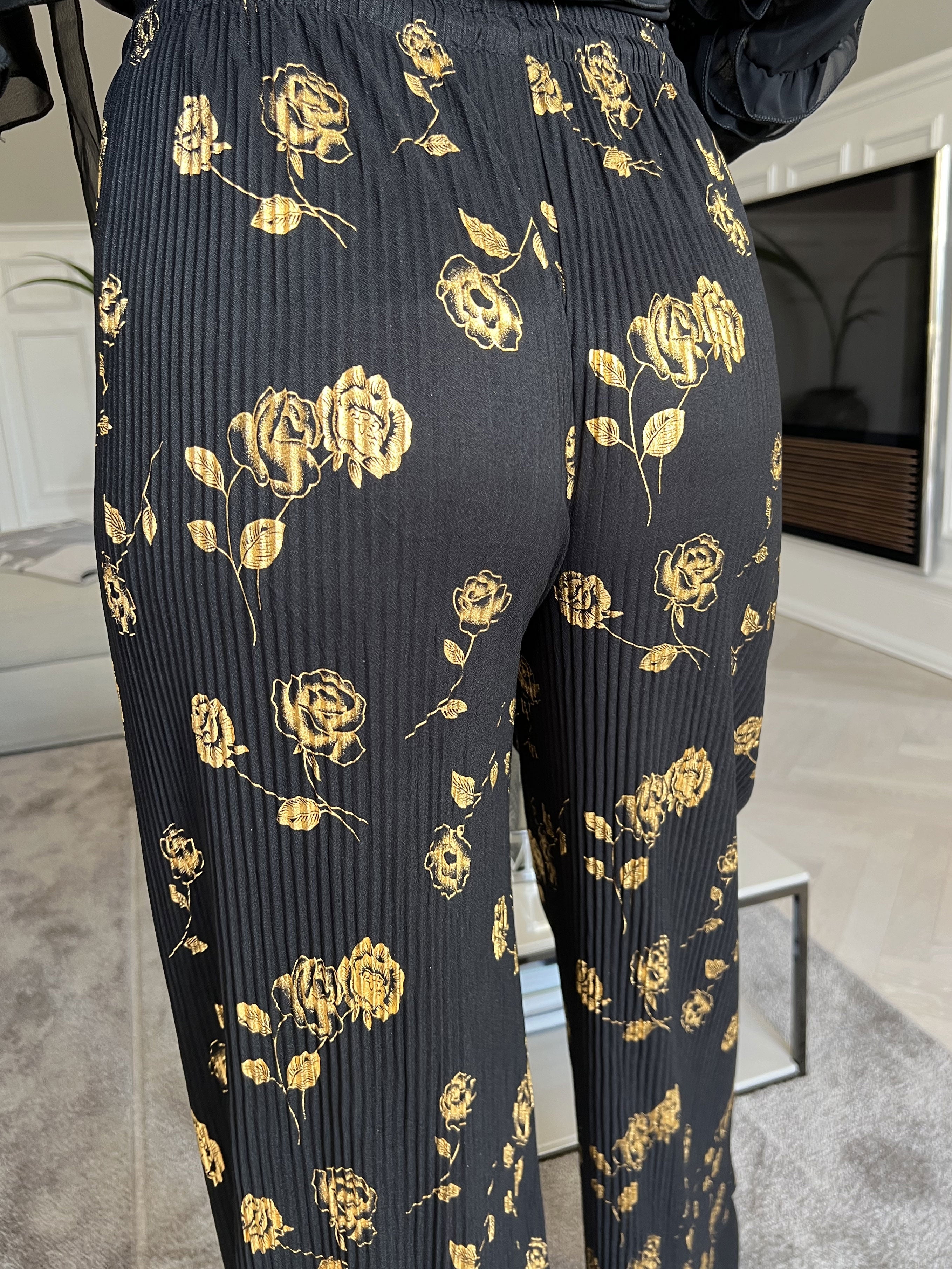 Alpha - Plisserade byxor med guldblommor