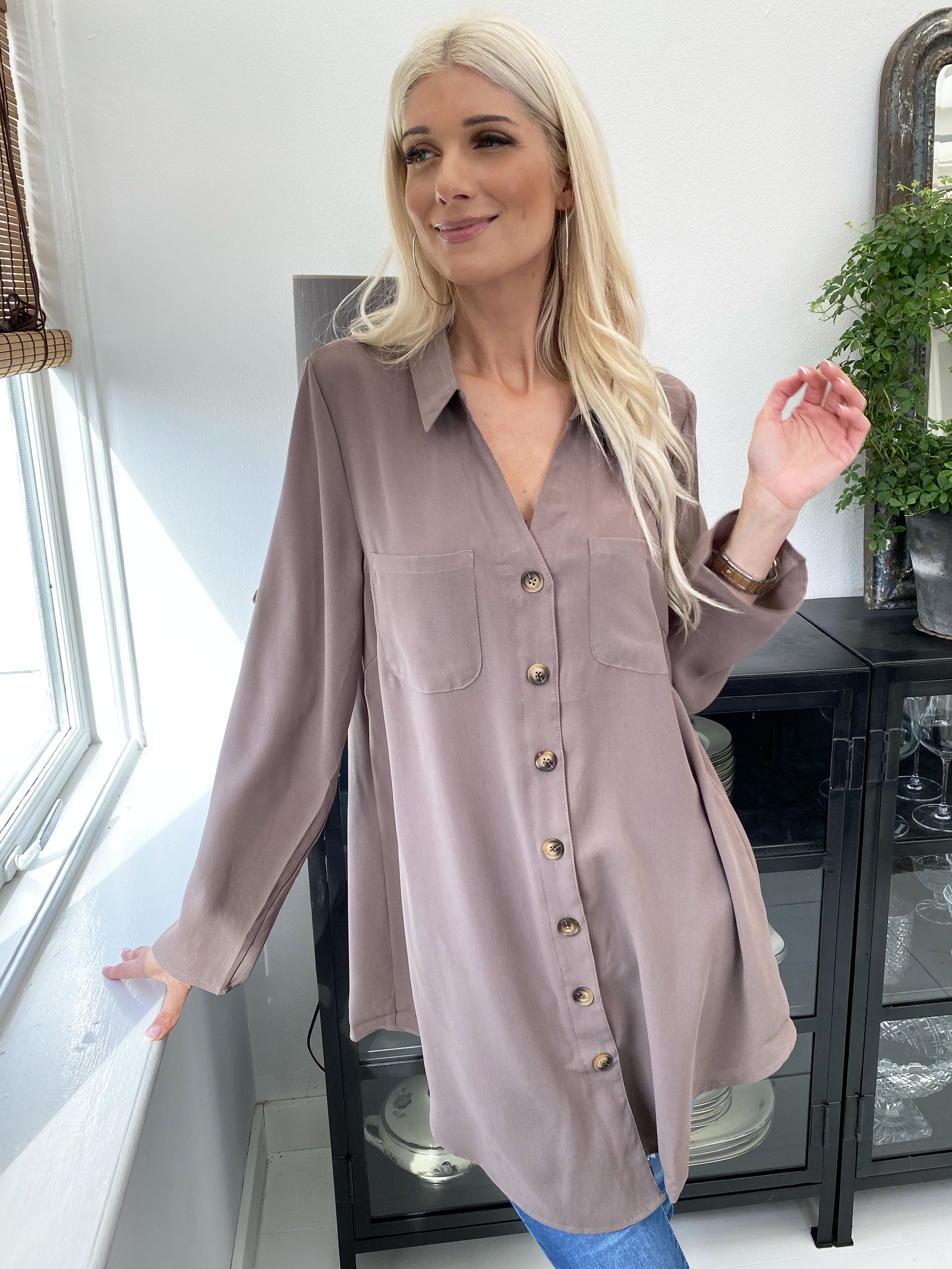 Alyssa - Lätt enkel skjorta i lös passform - Taupe