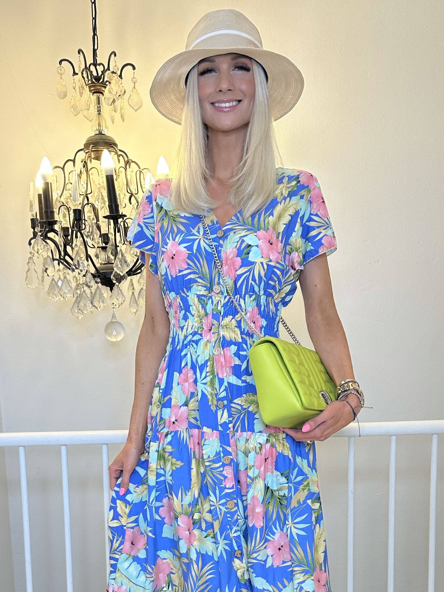 Summer Amada - Fin sommarklänning med blommönster och träknappar