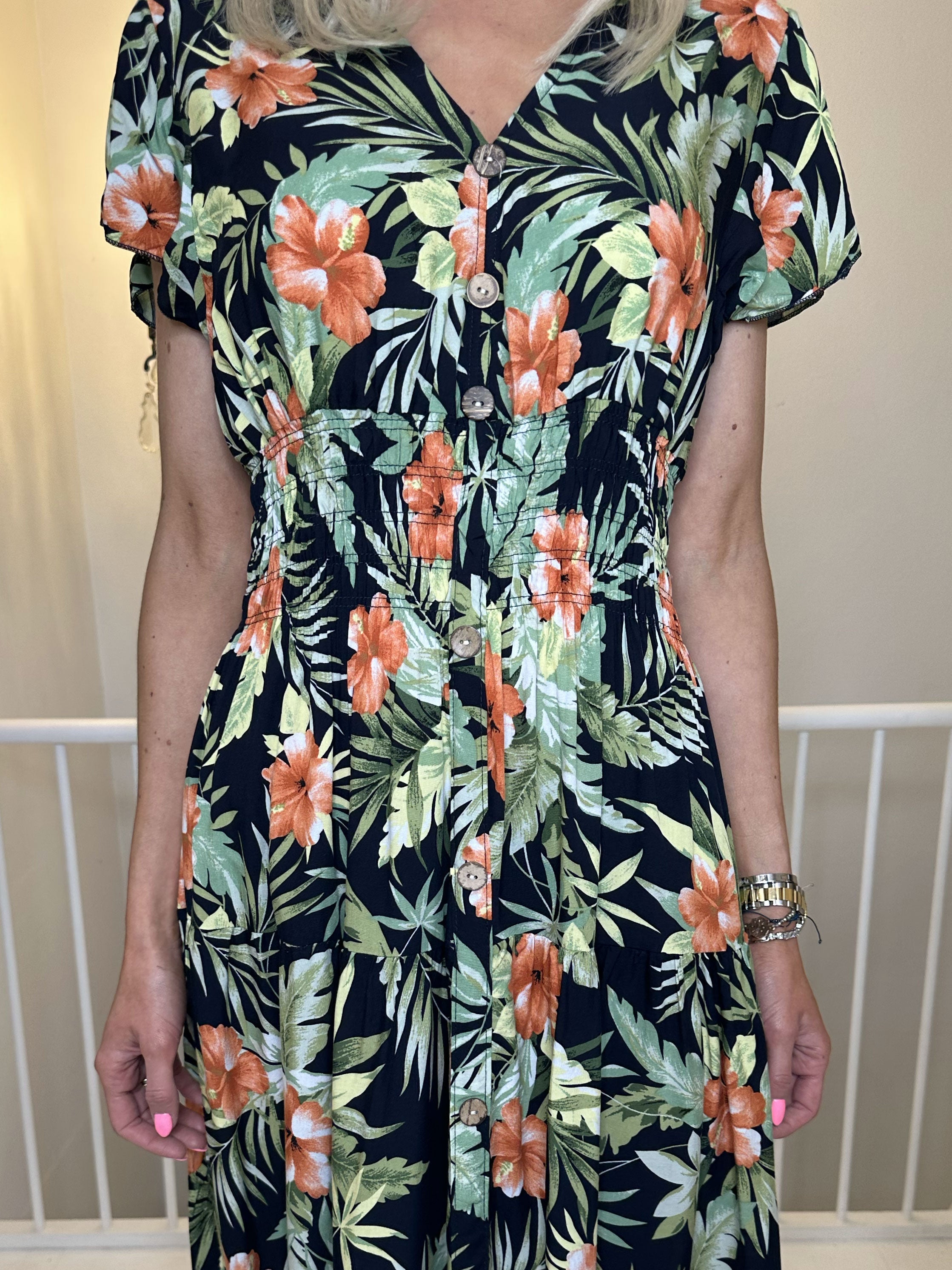 Summer Amada - Fin sommarklänning med blommönster och träknappar