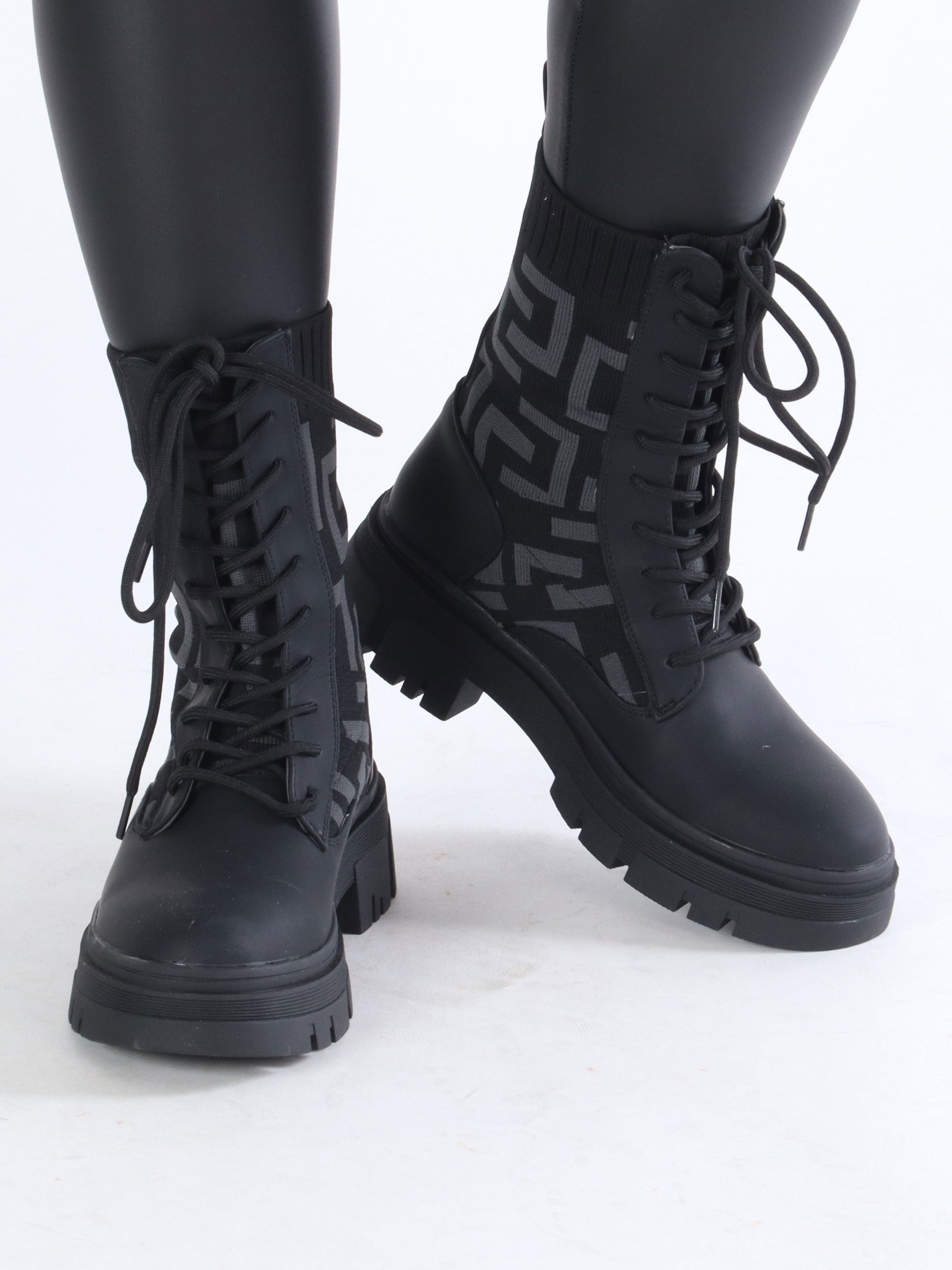 Amanda - Svarta stövlar med spets