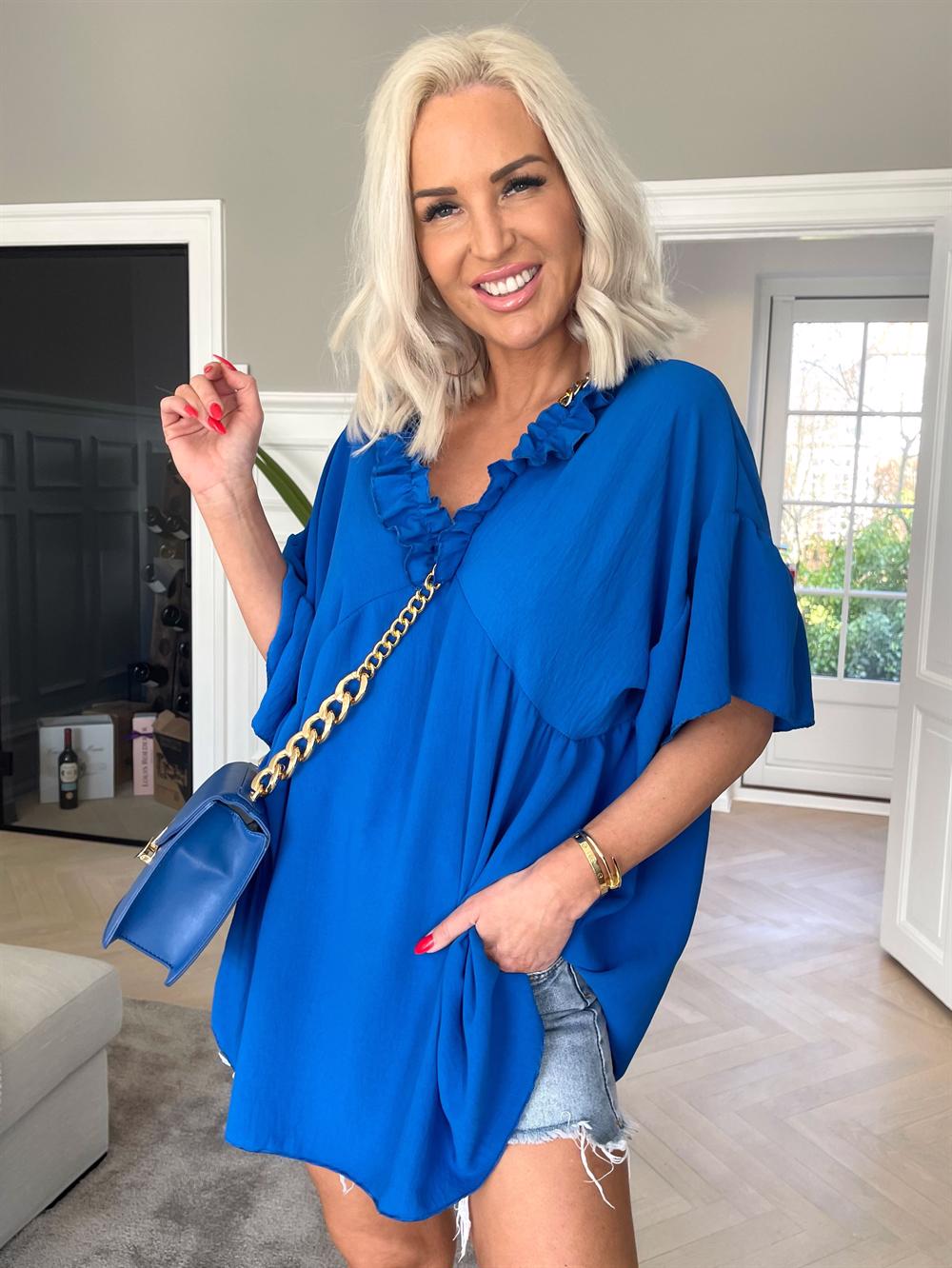 Andrea - Feminin tunika med små volanger