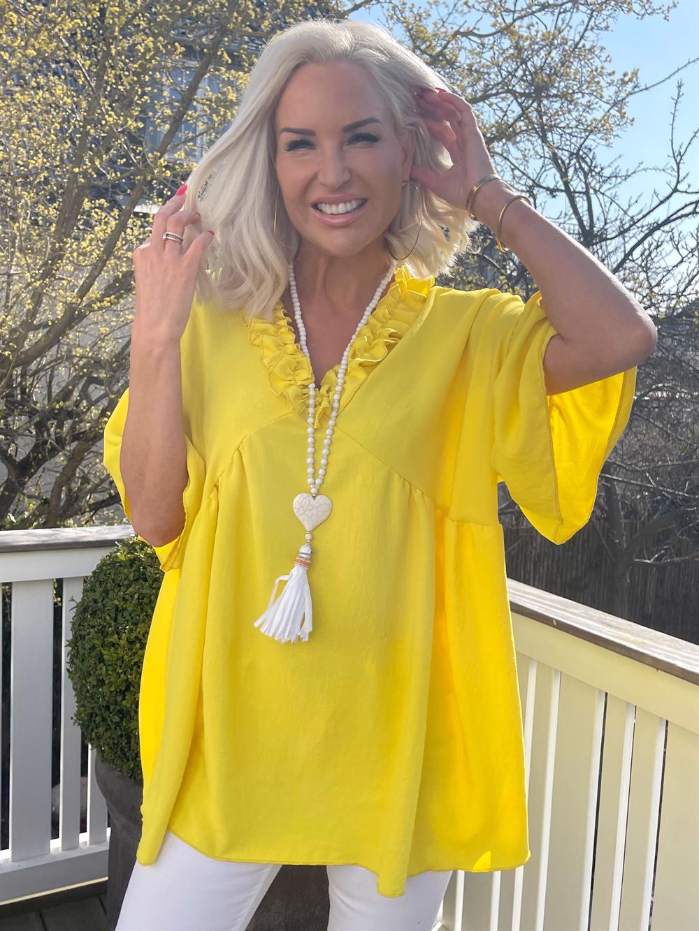 Andrea - Feminin tunika med små volanger