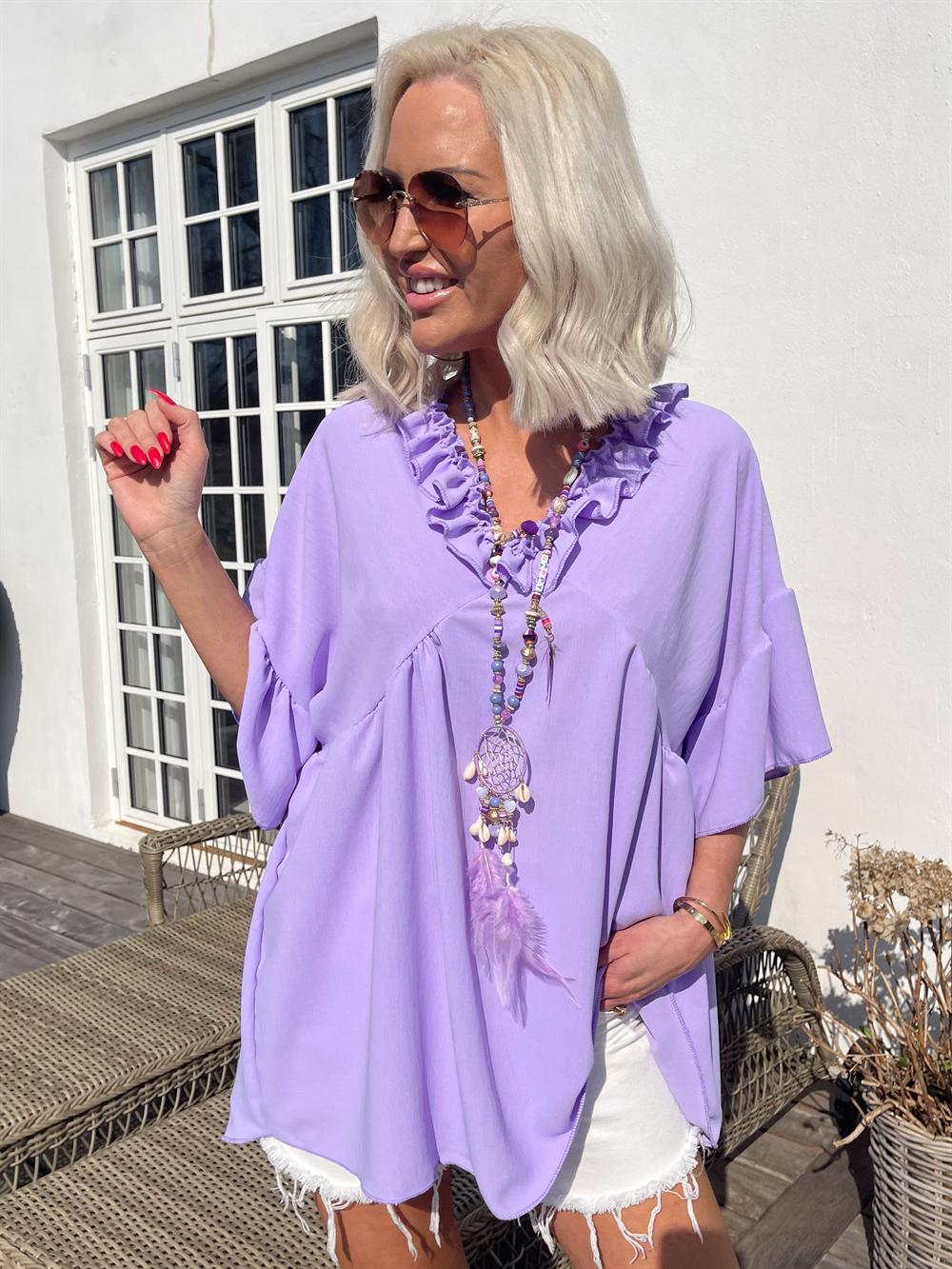 Andrea - Feminin tunika med små volanger