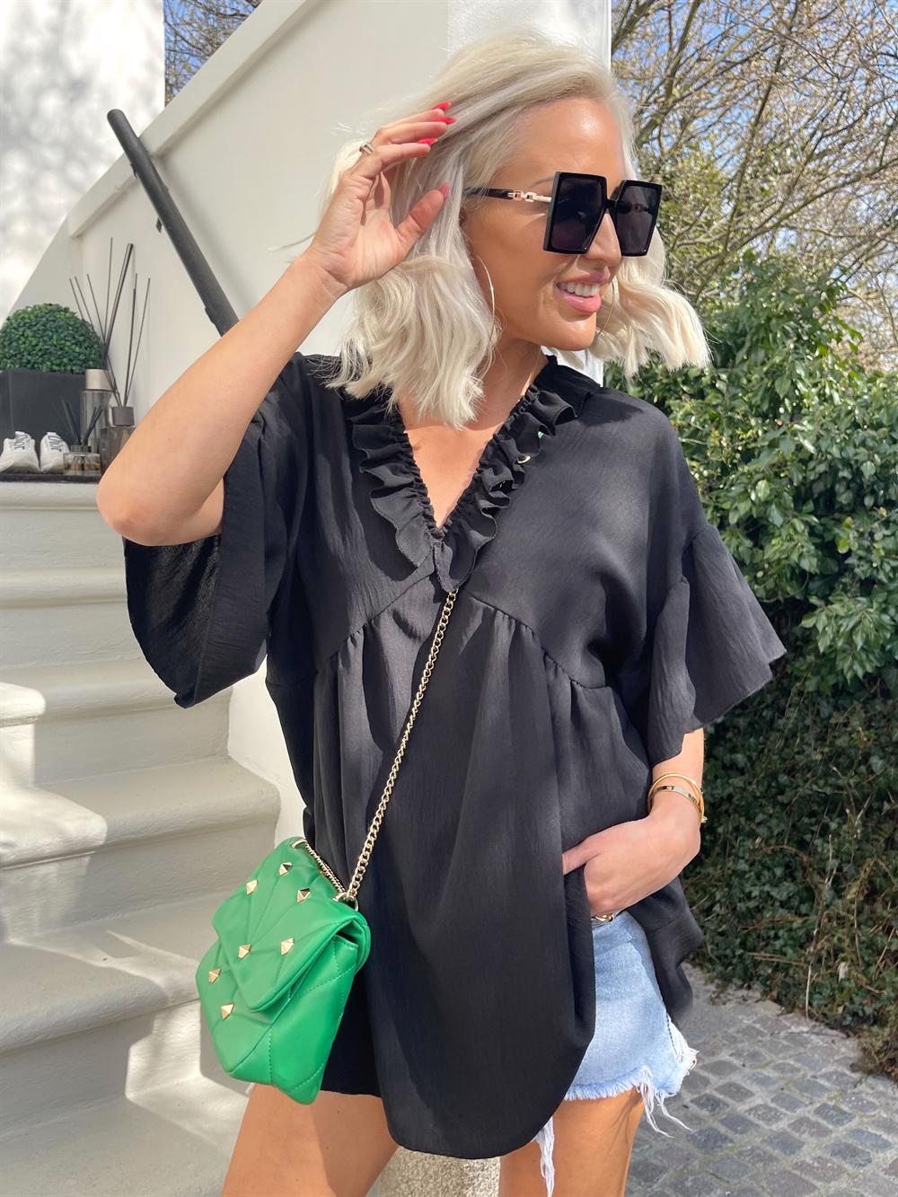 Andrea - Feminin tunika med små volanger