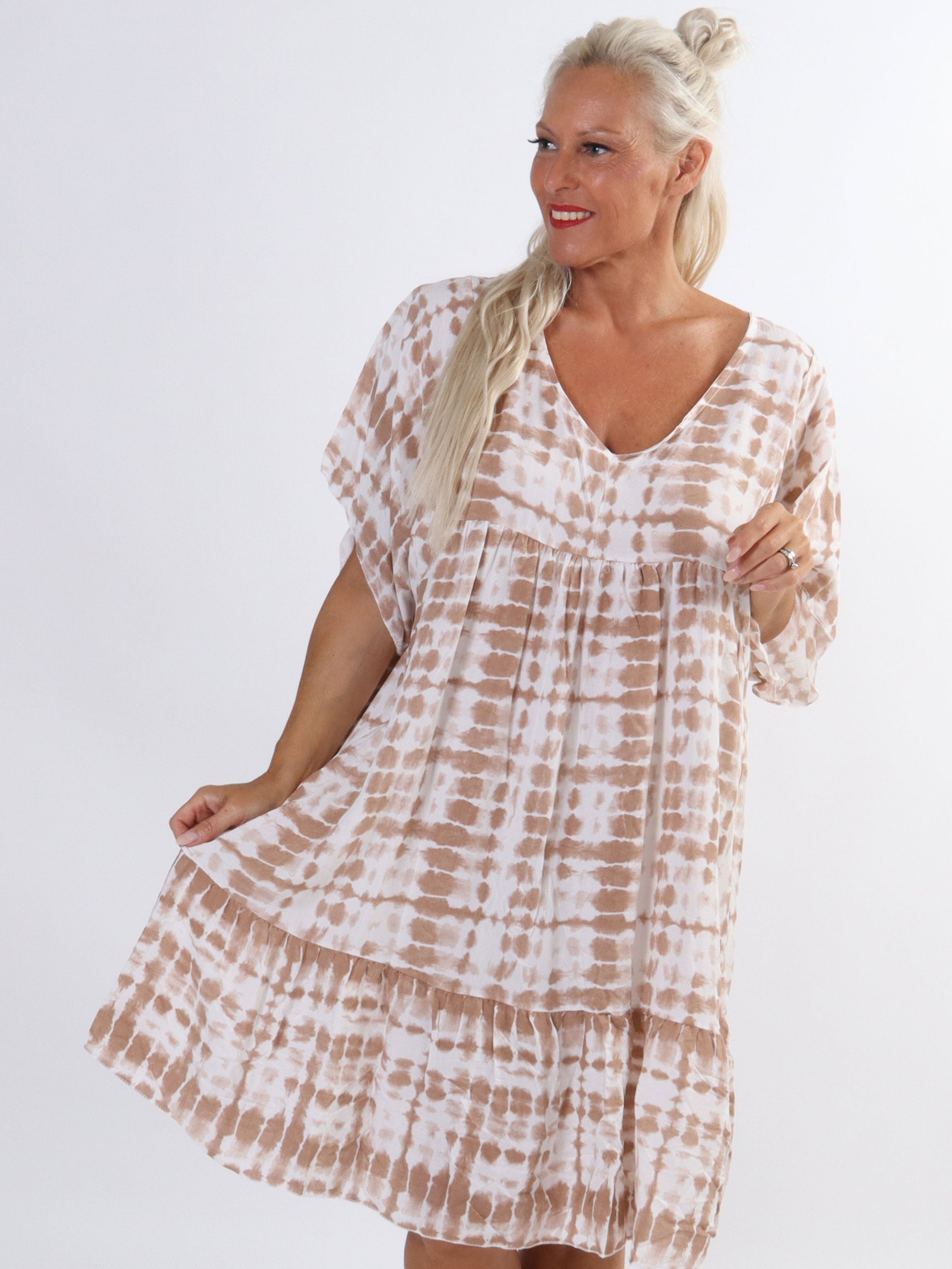 Amanza - Söt tunikaklänning i viskos med batikmönster i stora storlekar - Black