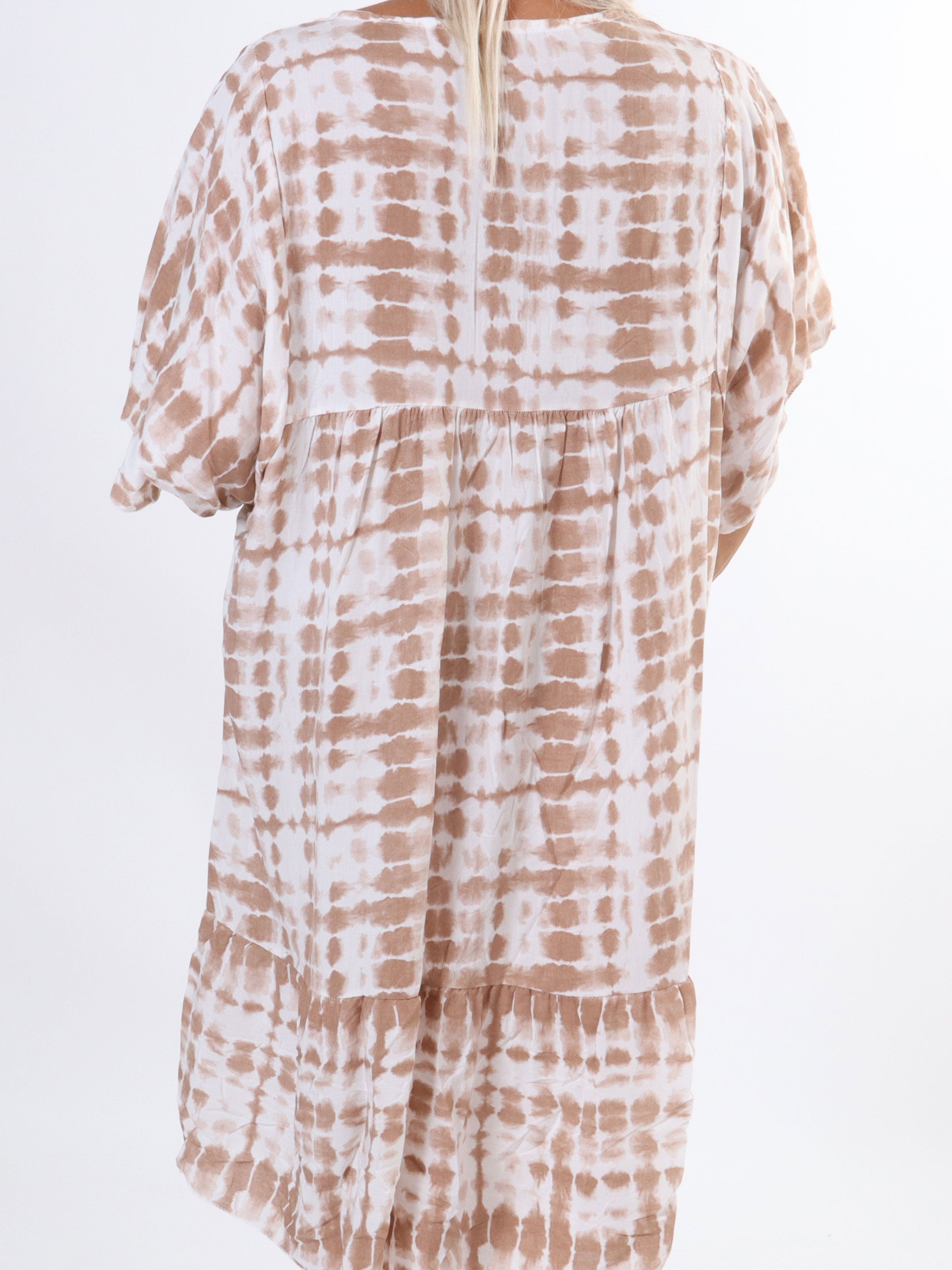 Amanza - Söt tunikaklänning i viskos med batikmönster i stora storlekar - Beige
