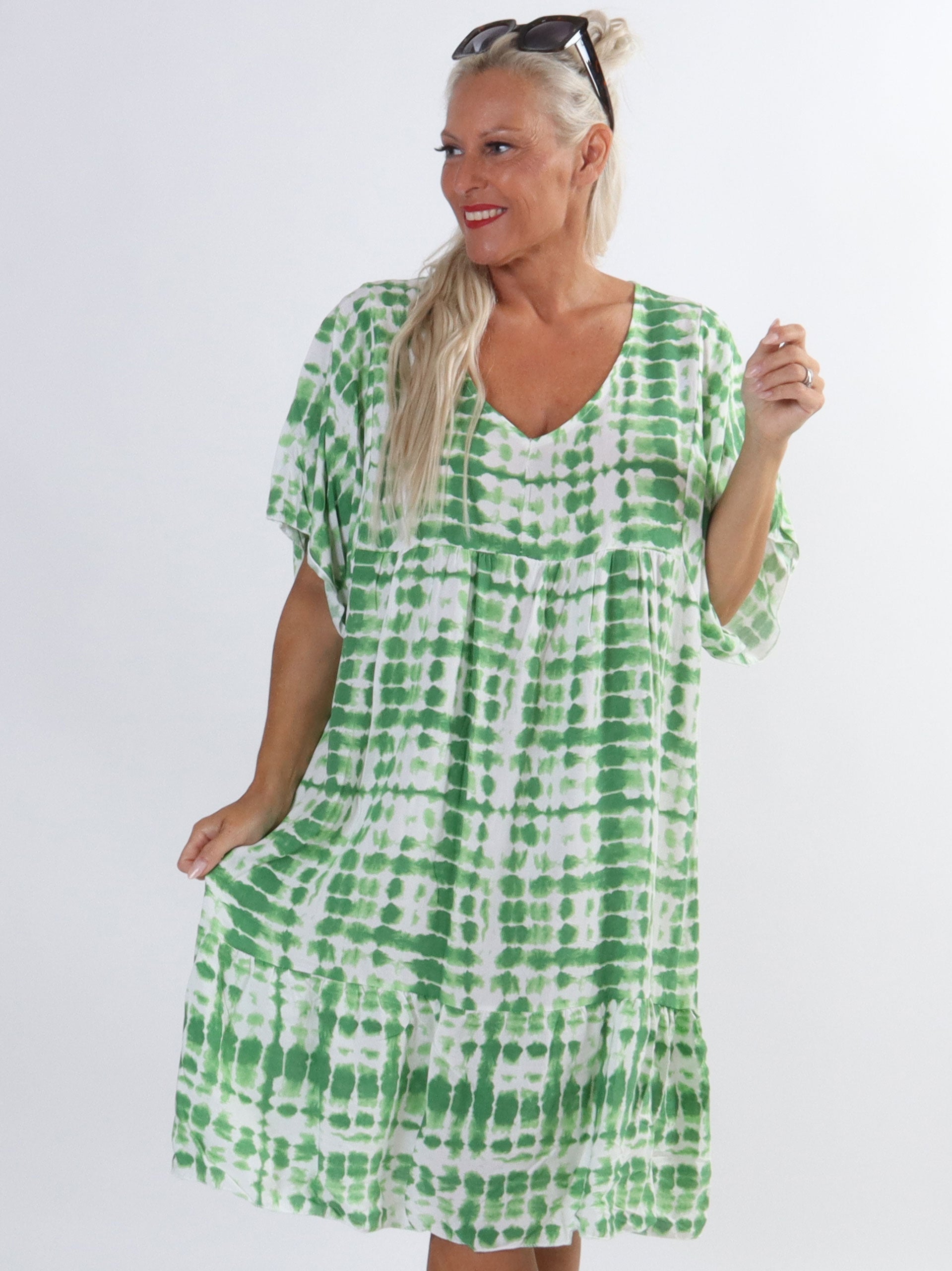 Amanza - Söt tunikaklänning i viskos med batikmönster i stora storlekar - Green