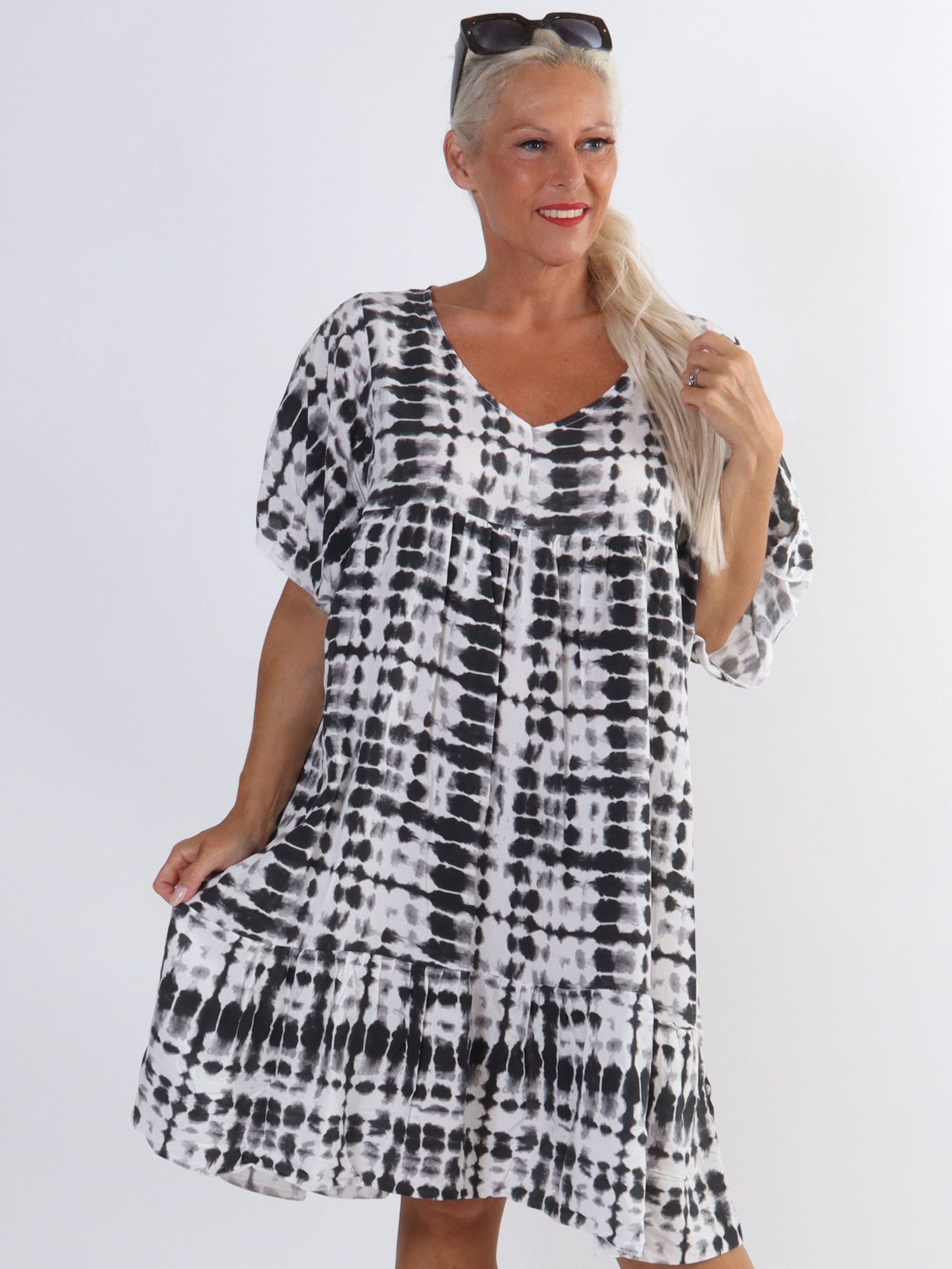 Amanza - Söt tunikaklänning i viskos med batikmönster i stora storlekar