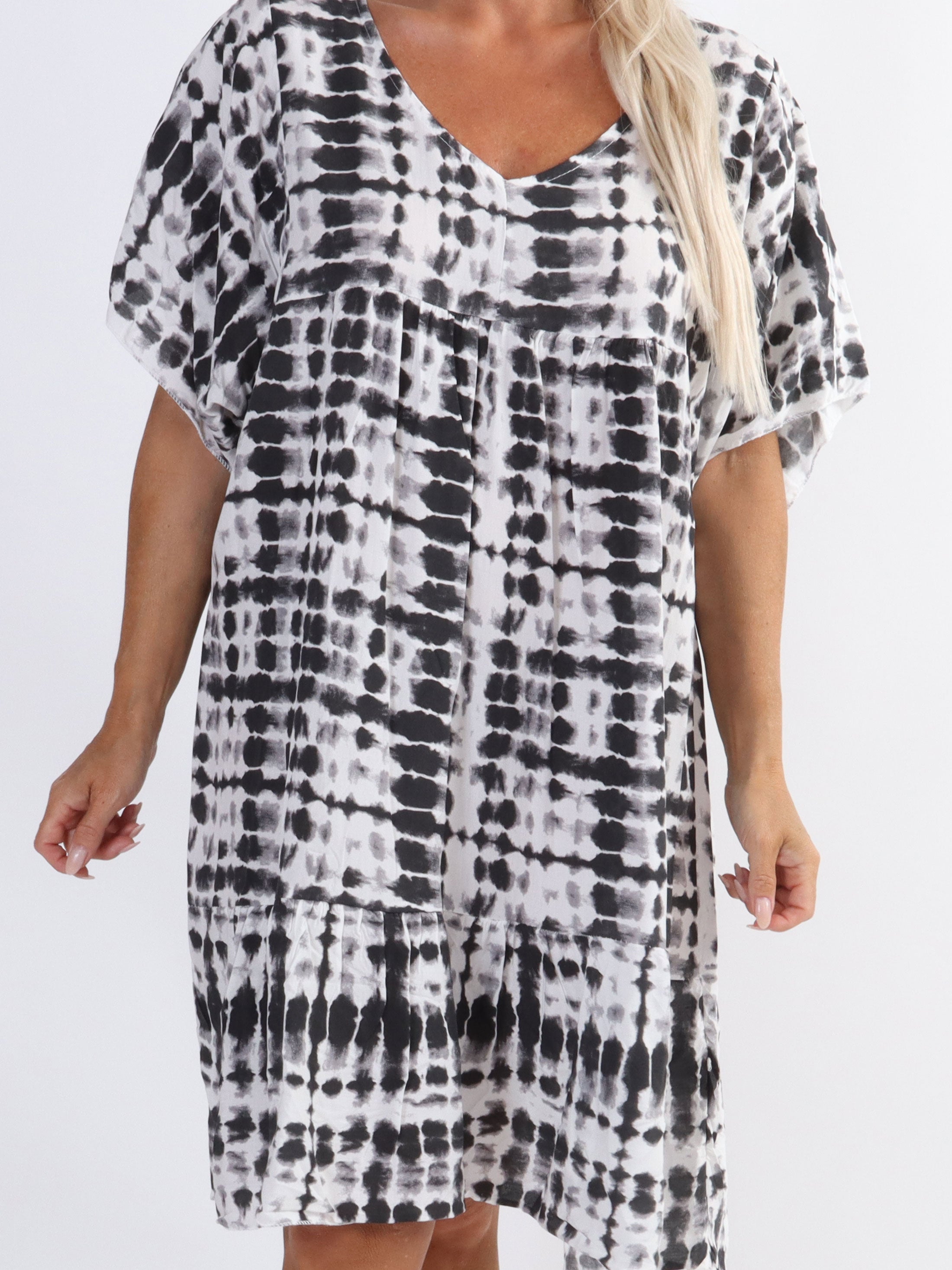 Amanza - Söt tunikaklänning i viskos med batikmönster i stora storlekar