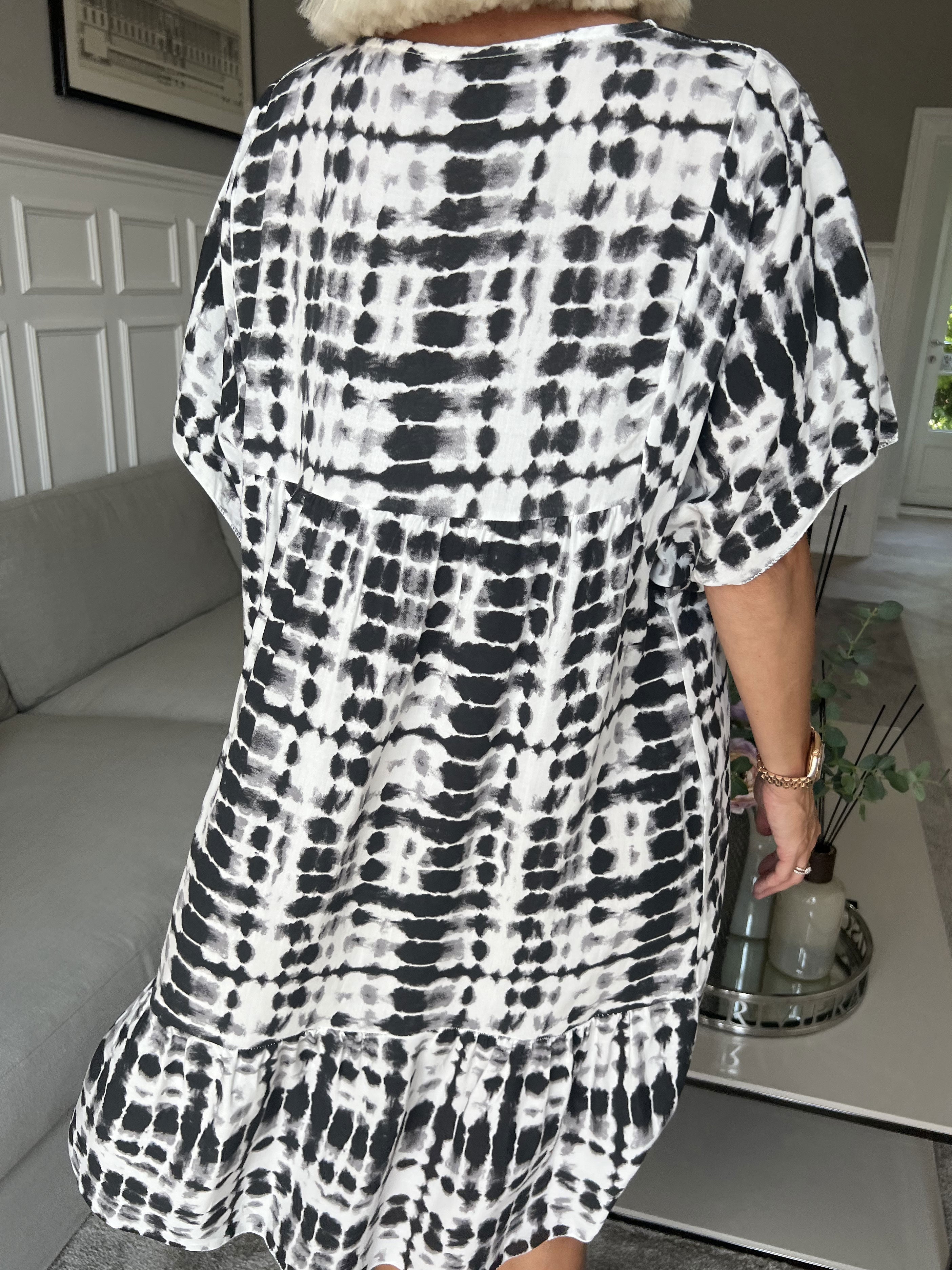 Amanza - Söt tunikaklänning i viskos med batikmönster