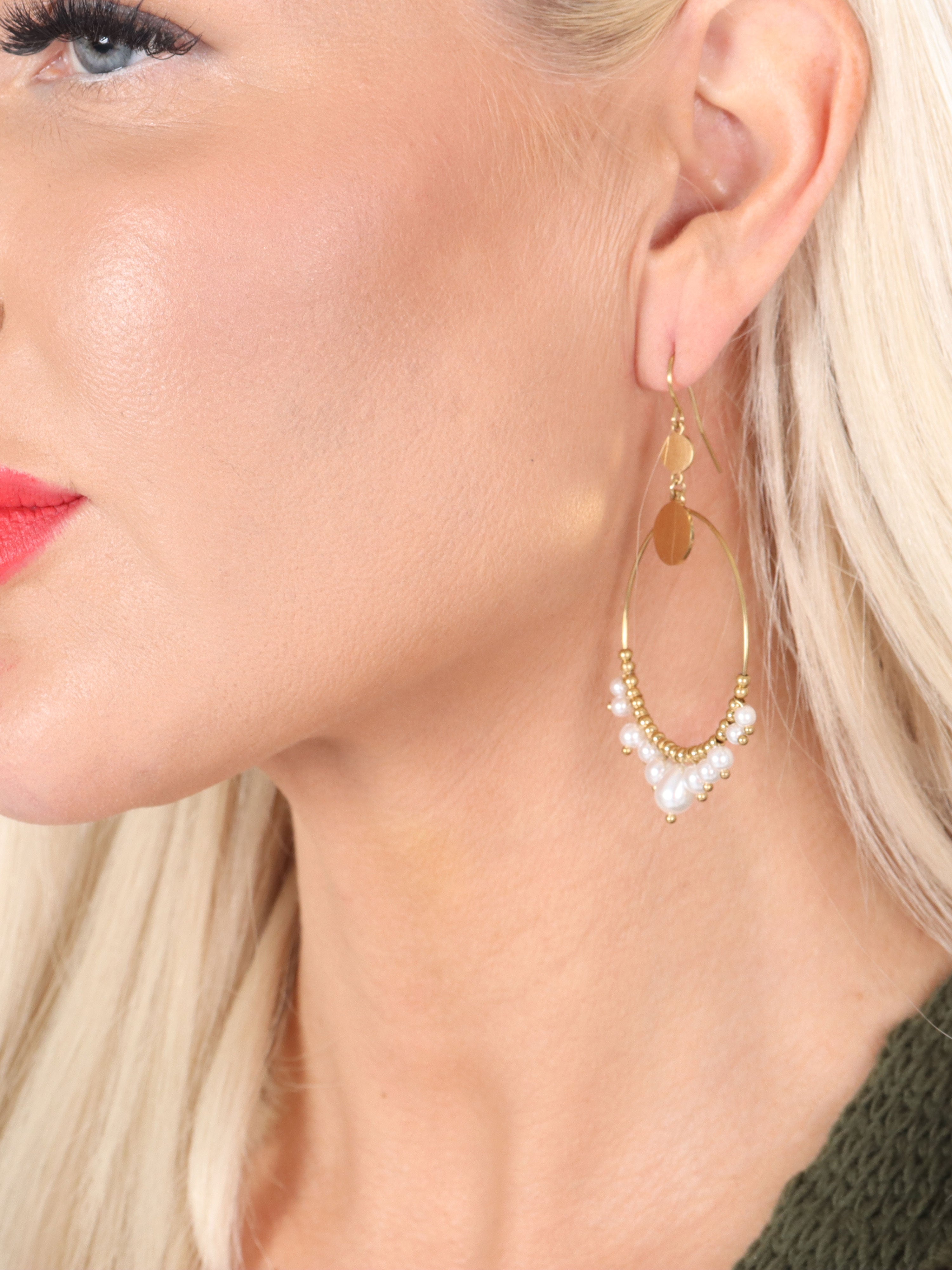 Amaya - Söta guldörhängen med vita pärlor