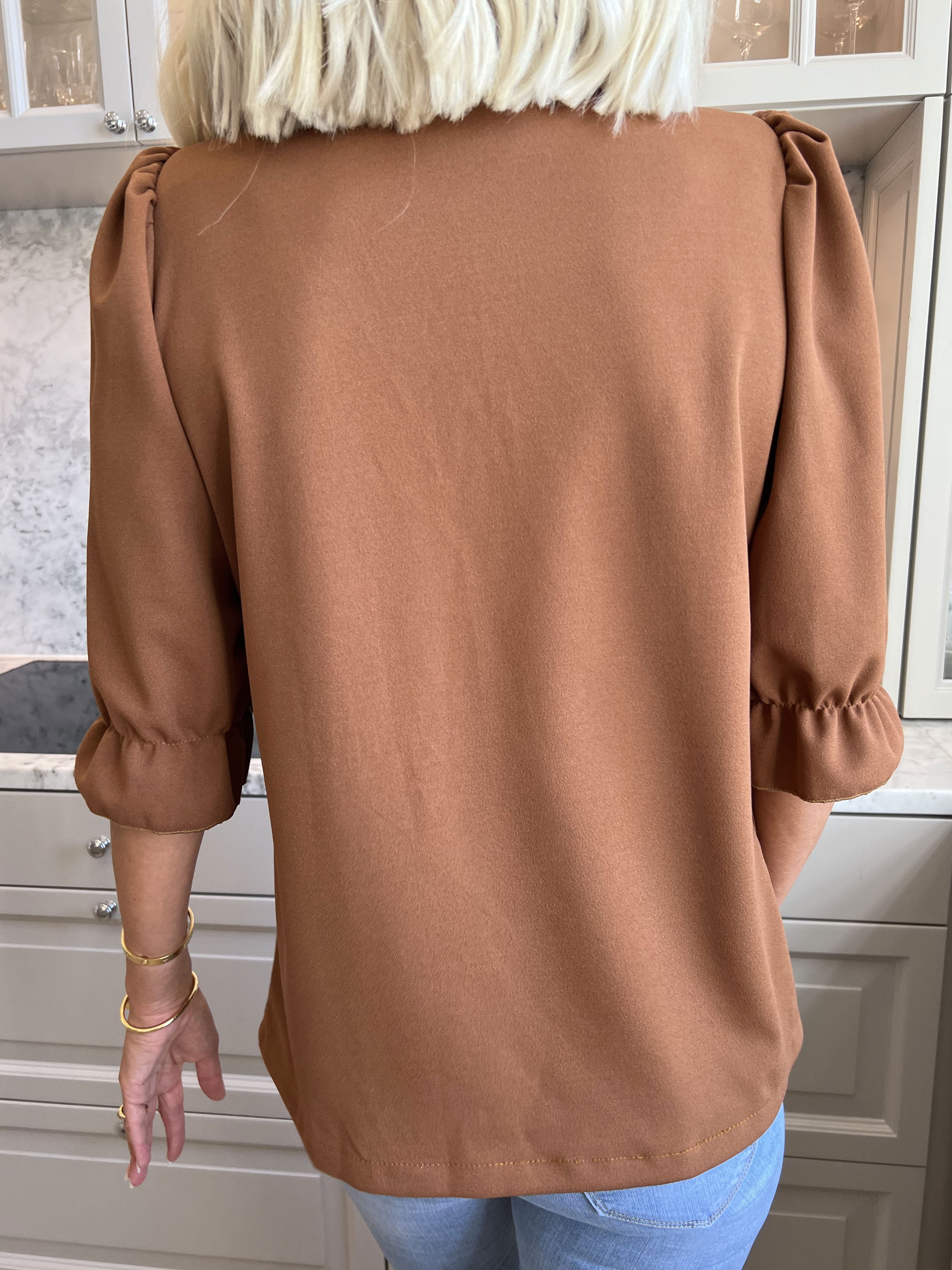 Amelia - Söt kofta med puffärmar och guldknapp