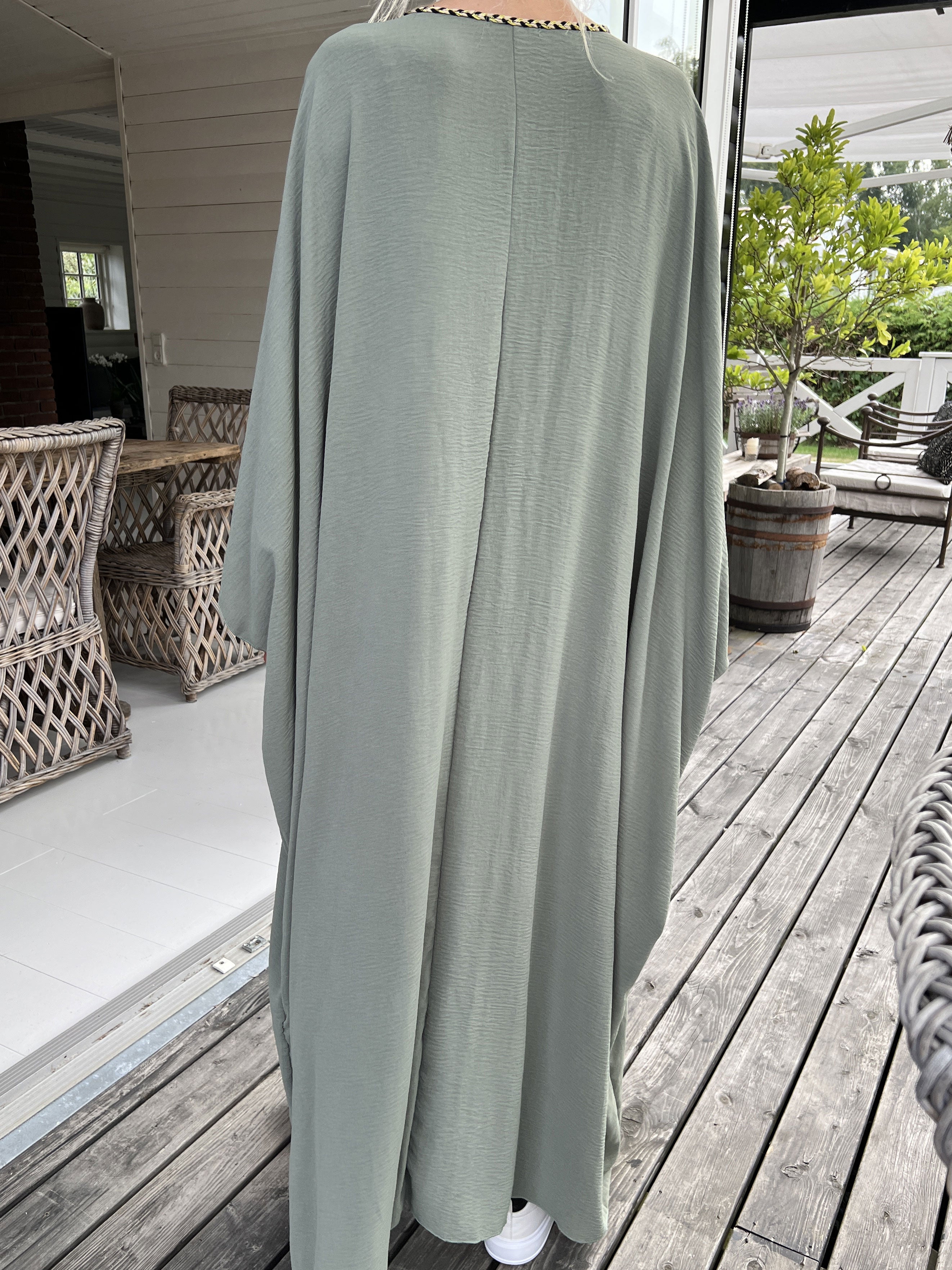 Nynne Plain - Lång lös klänning med flätade snören