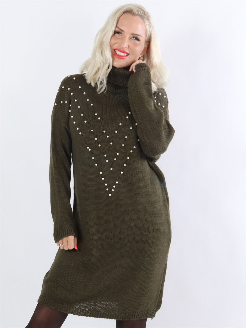 Ana - Stickad klänning med halsringning och vita pärlor