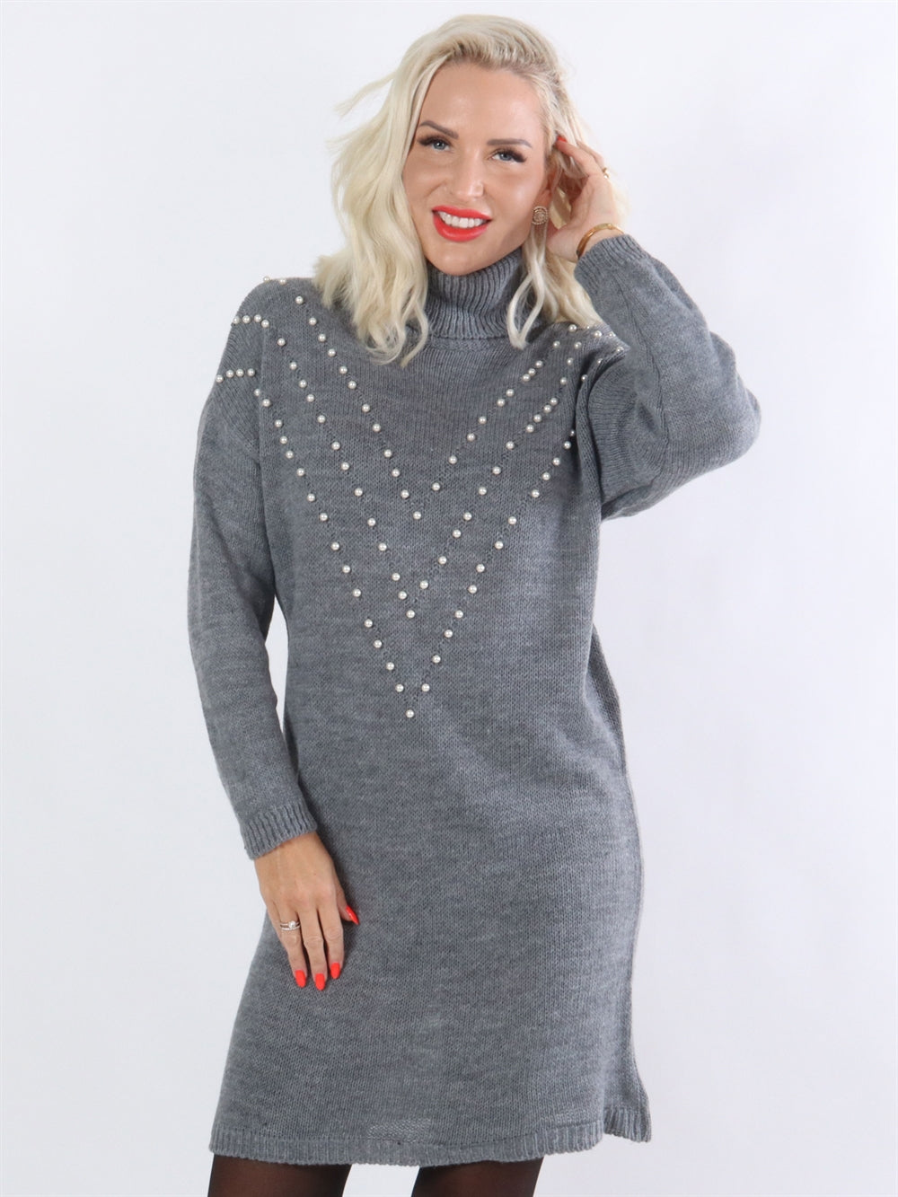 Ana - Stickad klänning med halsringning och vita pärlor