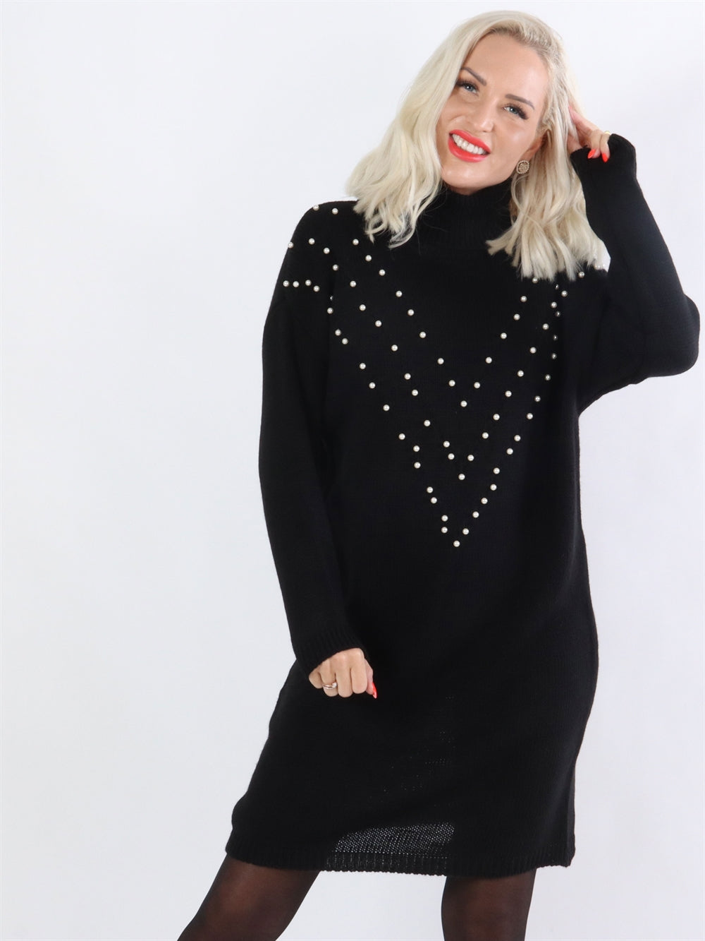 Ana - Stickad klänning med halsringning och vita pärlor