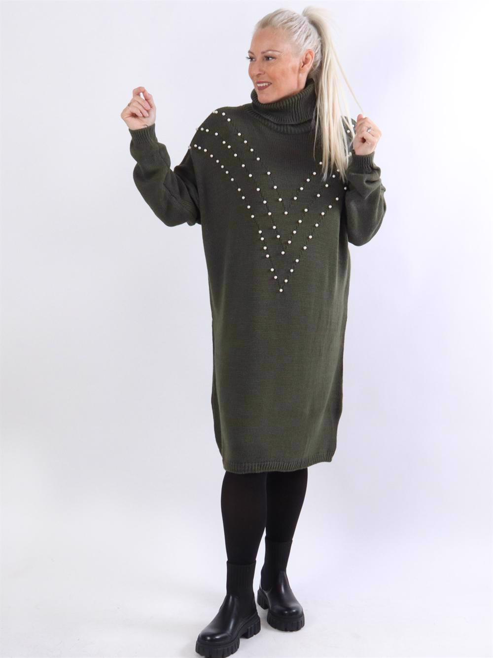 Ana - Stickad klänning med halsringning och vita pärlor