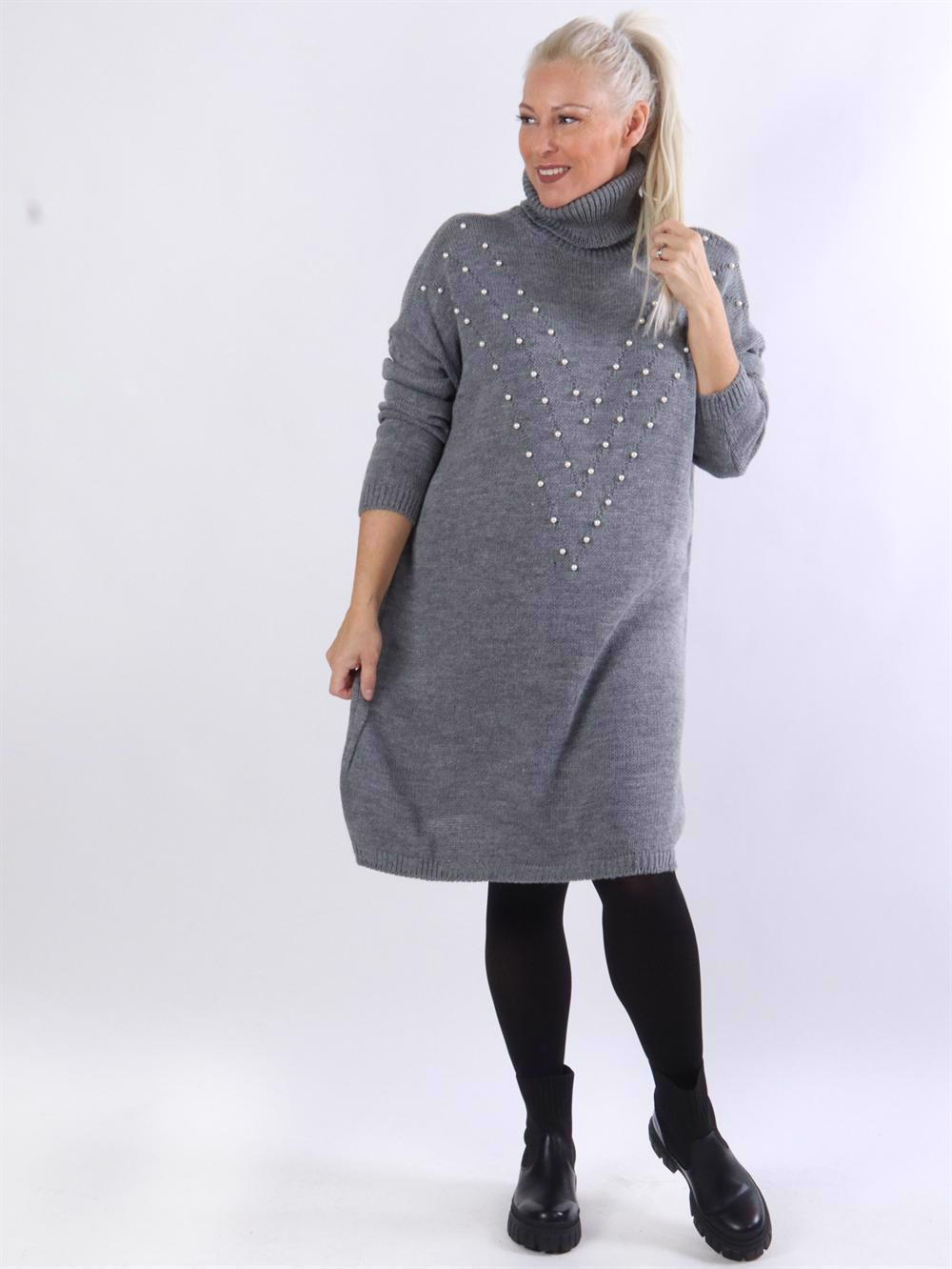 Ana - Stickad klänning med halsringning och vita pärlor