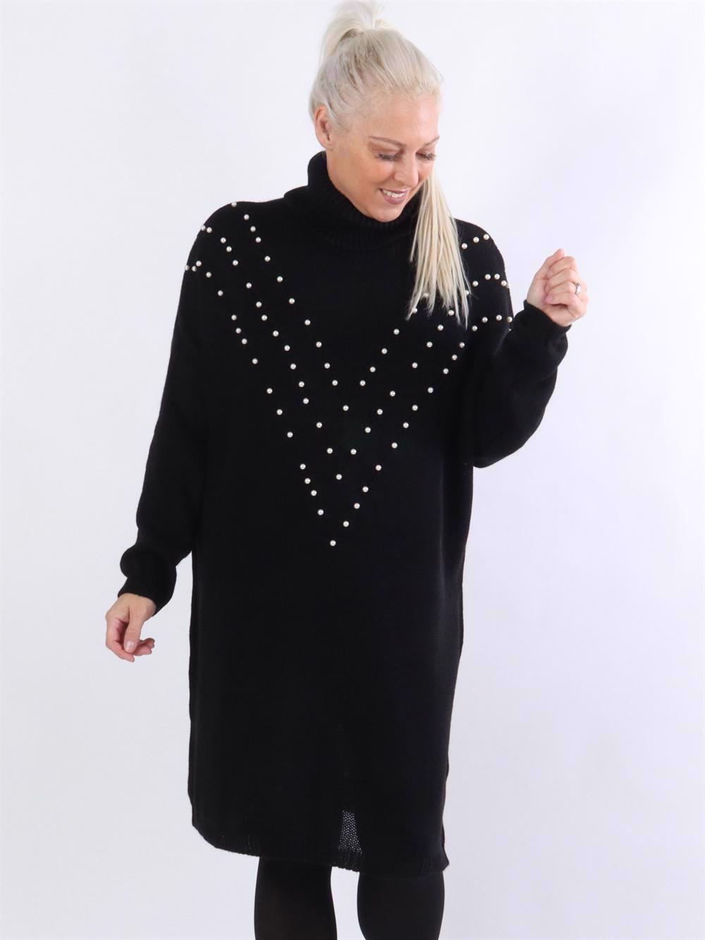 Ana - Stickad klänning med halsringning och vita pärlor