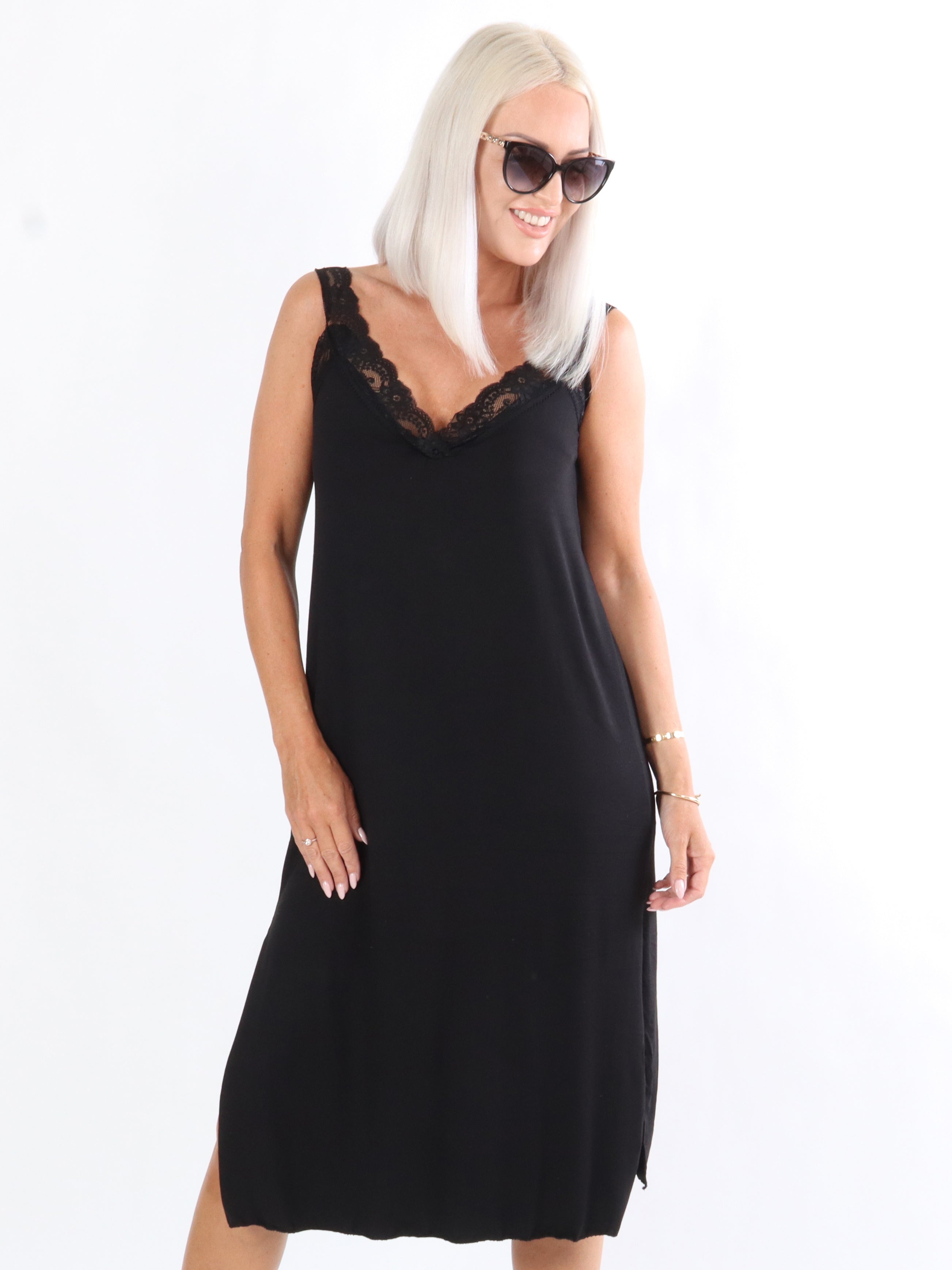 Anastasia - Klänning med spetsband