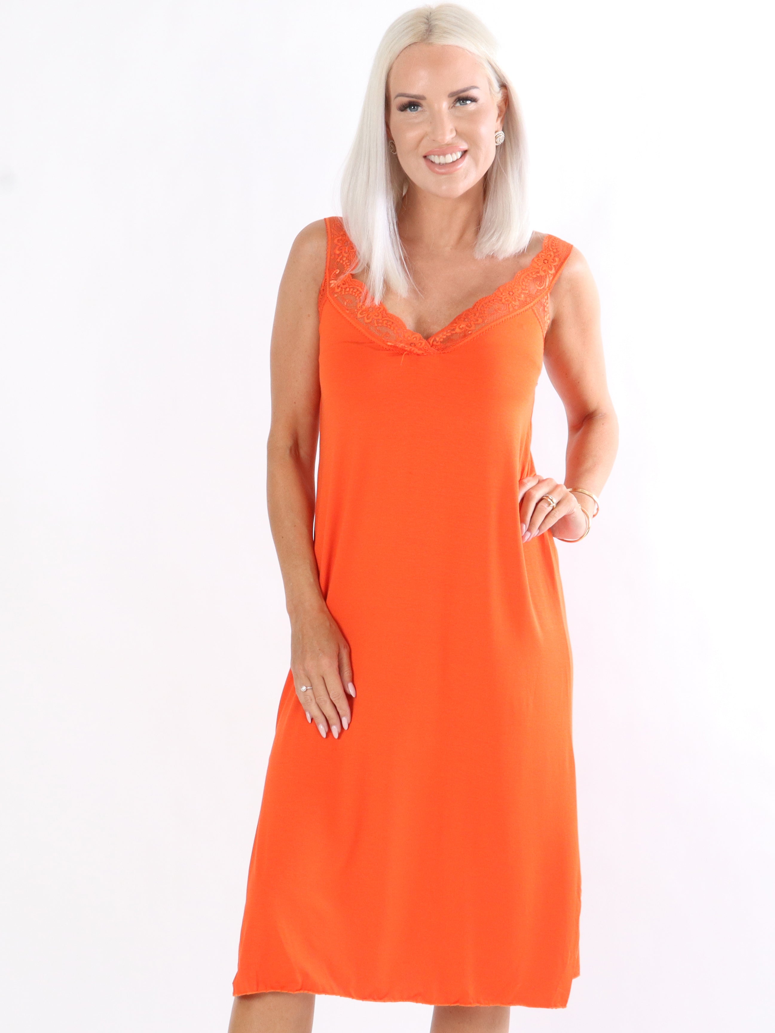 Anastasia - Klänning med spetsband