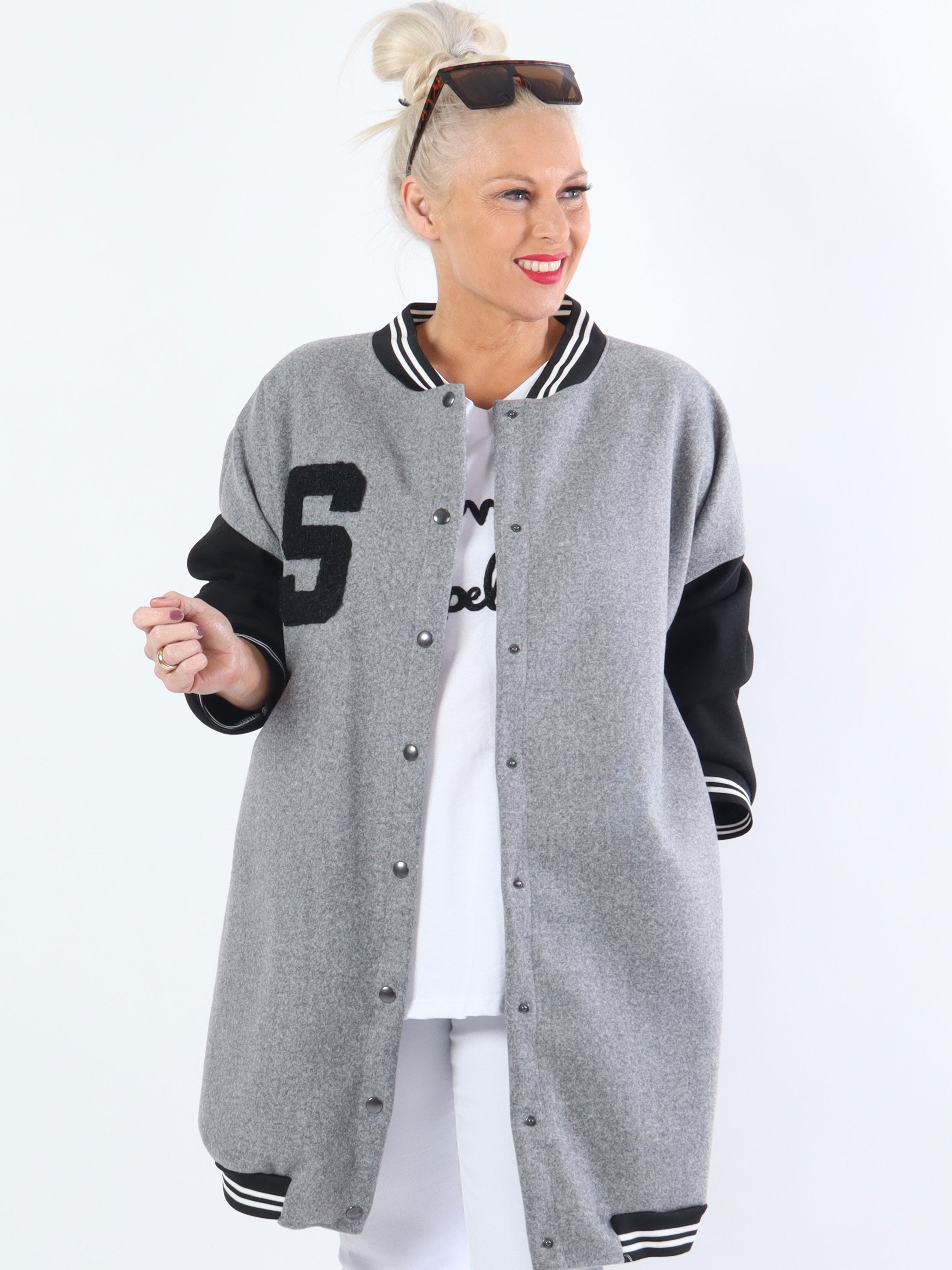 Andy - Häftig plus size collegejacka med tryckknappar