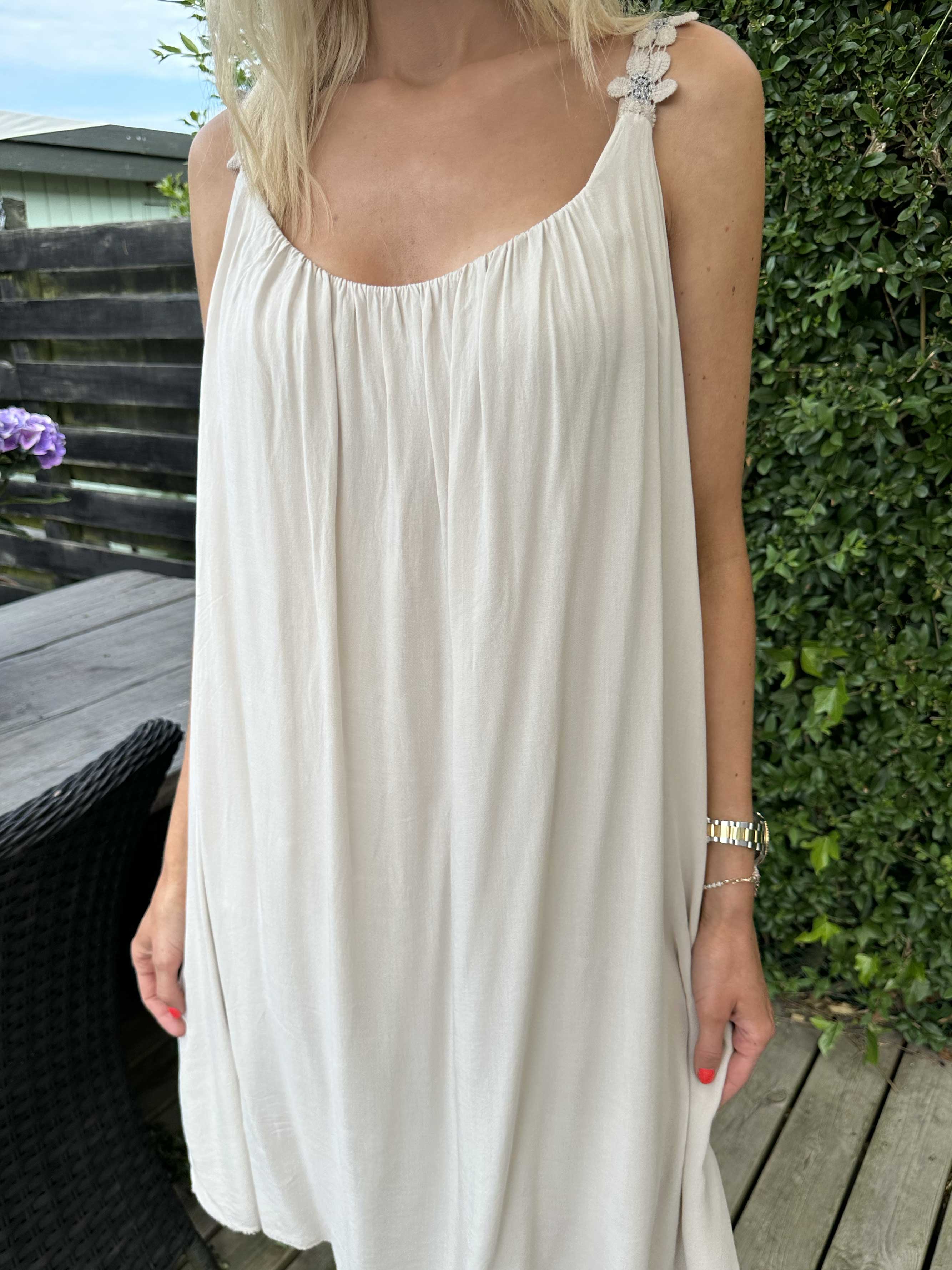 Ane - Söt sommarklänning med broderade axelband - Army