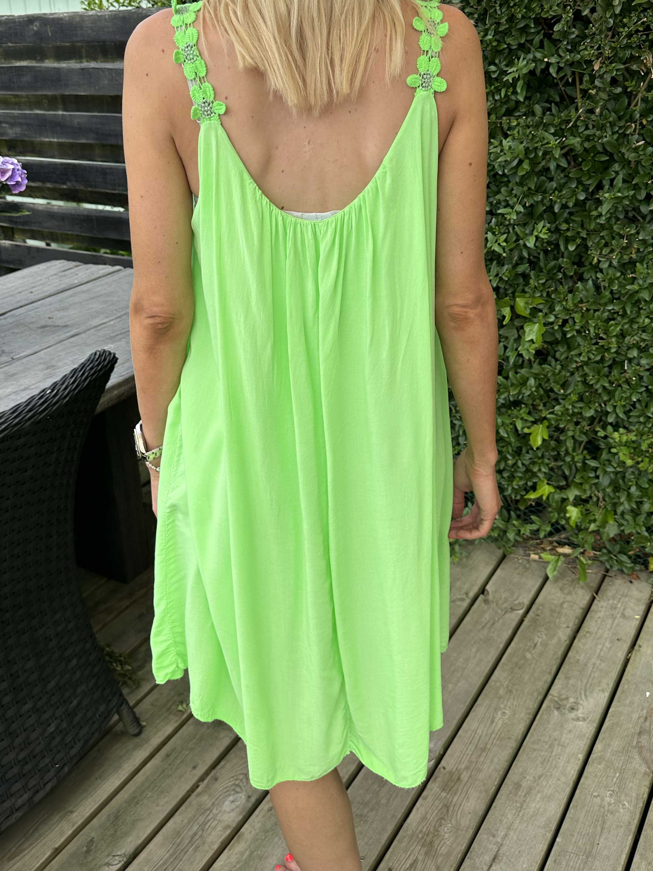 Ane - Söt sommarklänning med broderade axelband