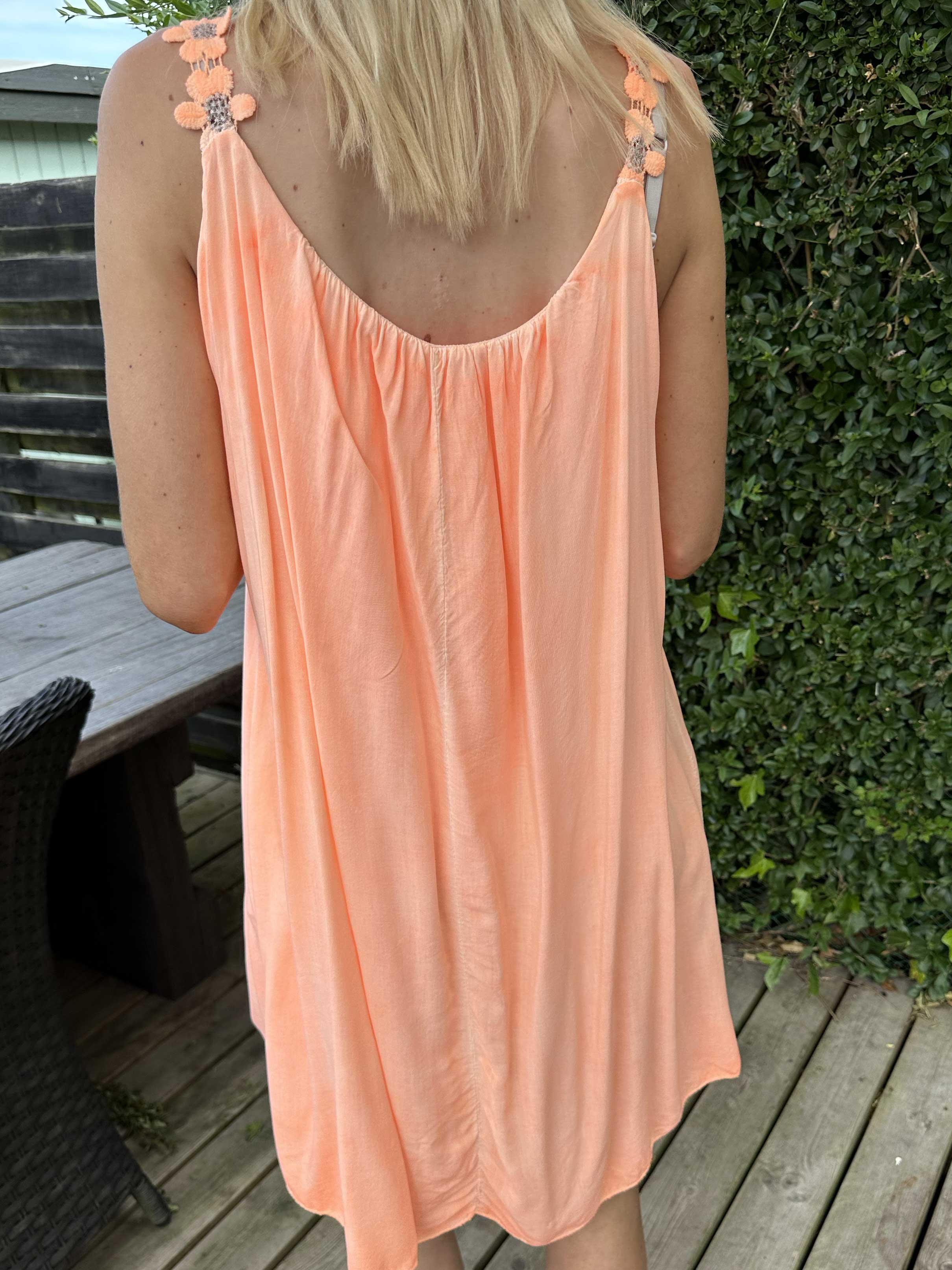 Ane - Söt sommarklänning med broderade axelband