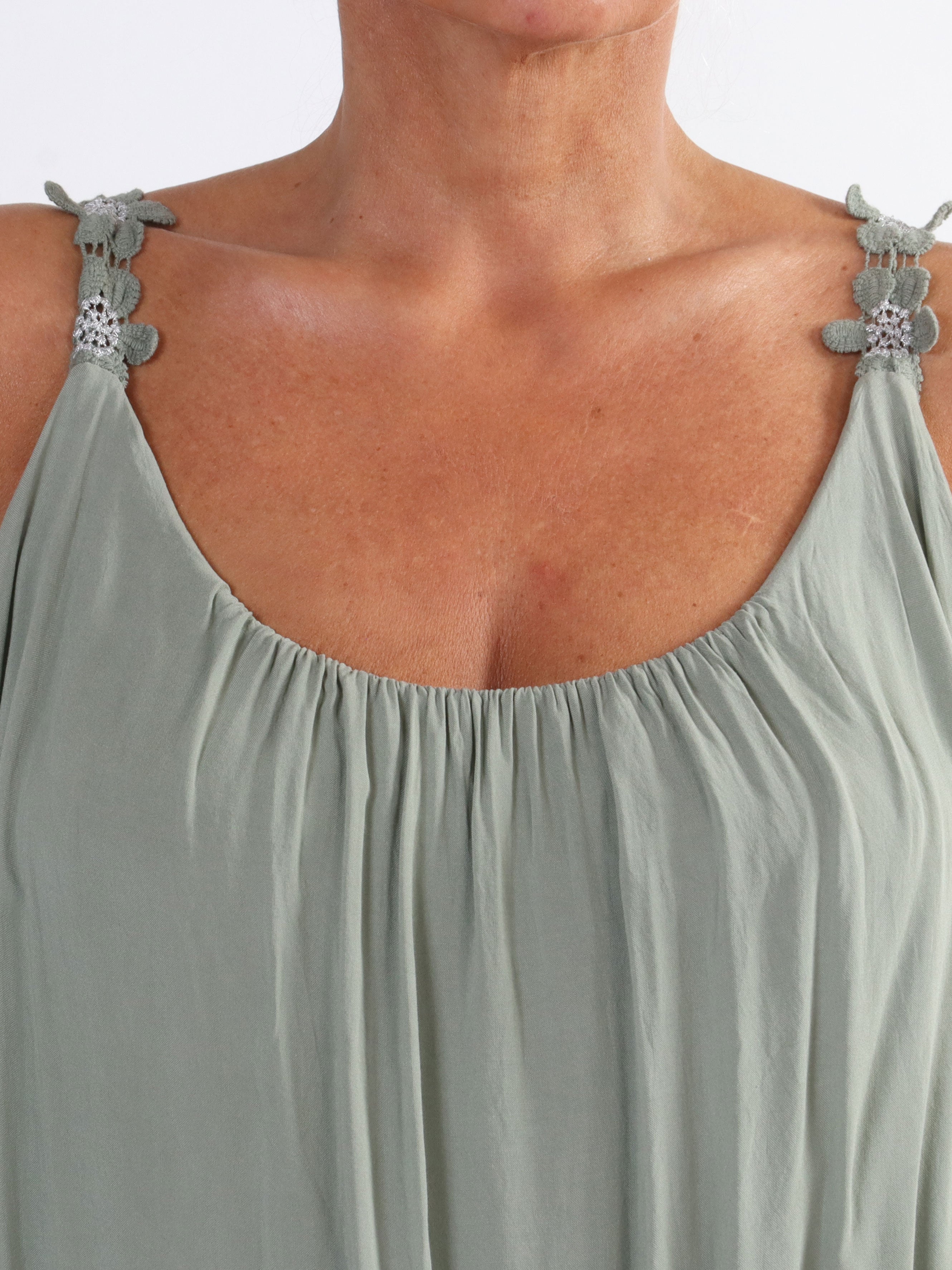 Ane - Söt sommarklänning i plus size med broderade axelband - Yellow