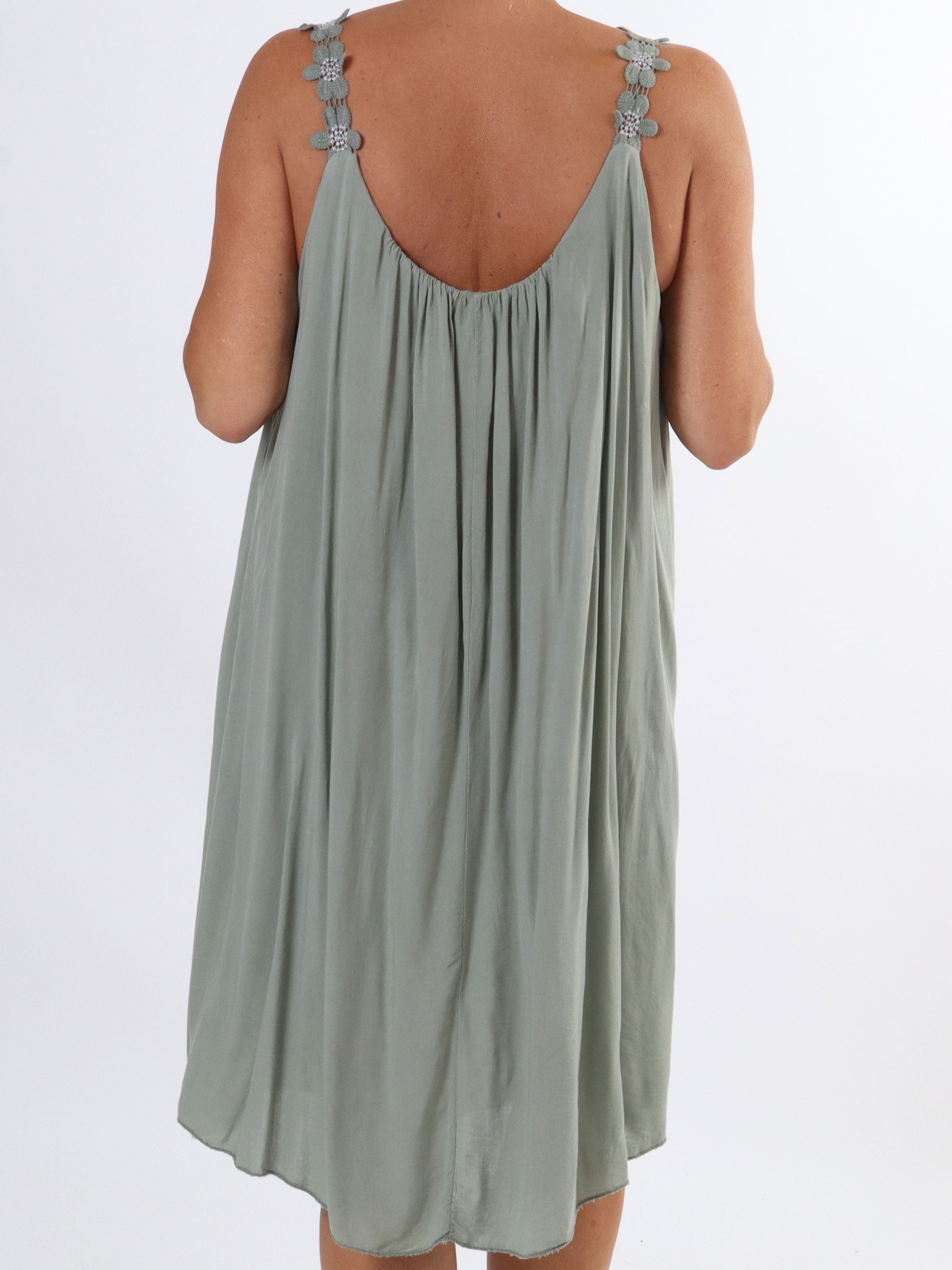 Ane - Söt sommarklänning i plus size med broderade axelband - Black