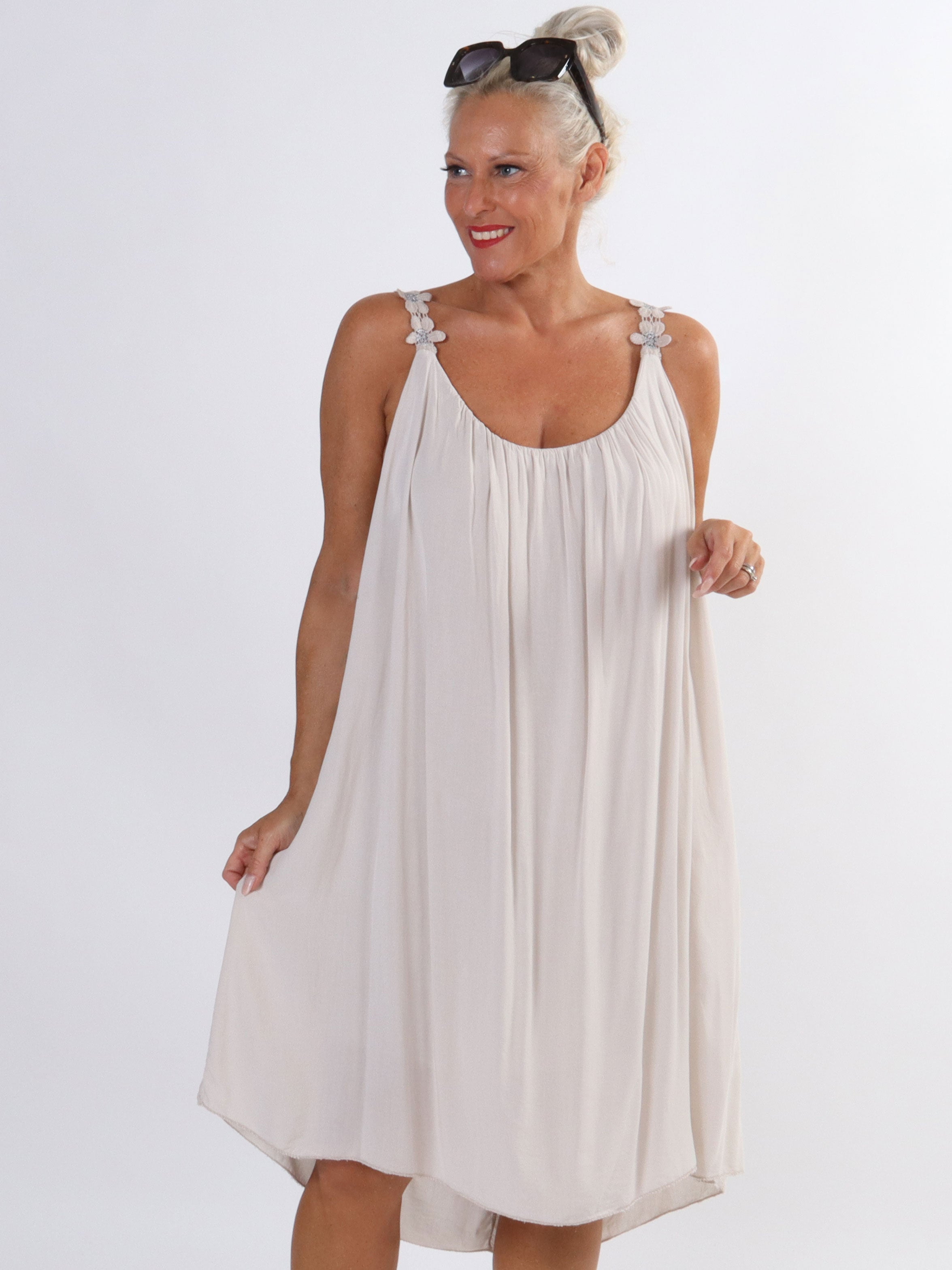 Ane - Söt sommarklänning i plus size med broderade axelband - Army